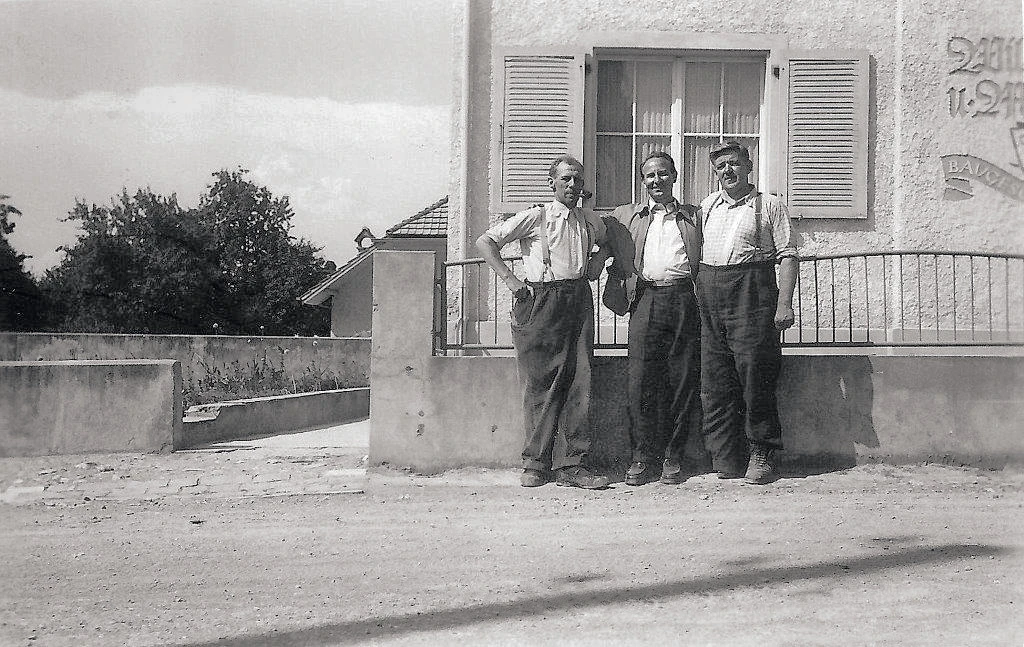 August 1954. Hugo Wilhelm und Erwin Mayer posieren vor dem gemeinsamen Geschäftshaus
