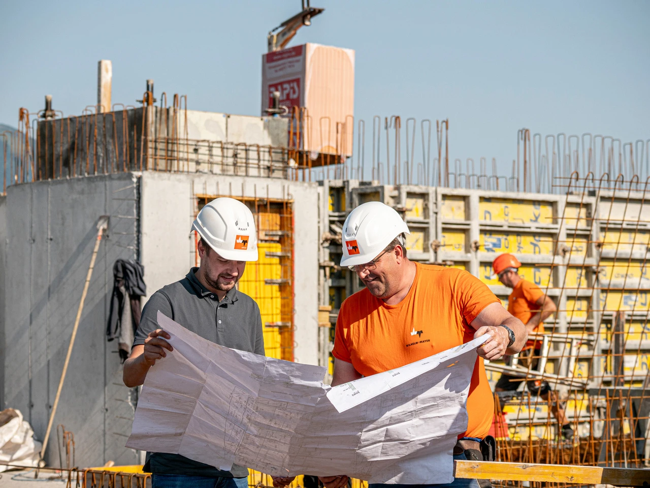 Bauleiter und Polier besprechen den Bauplan