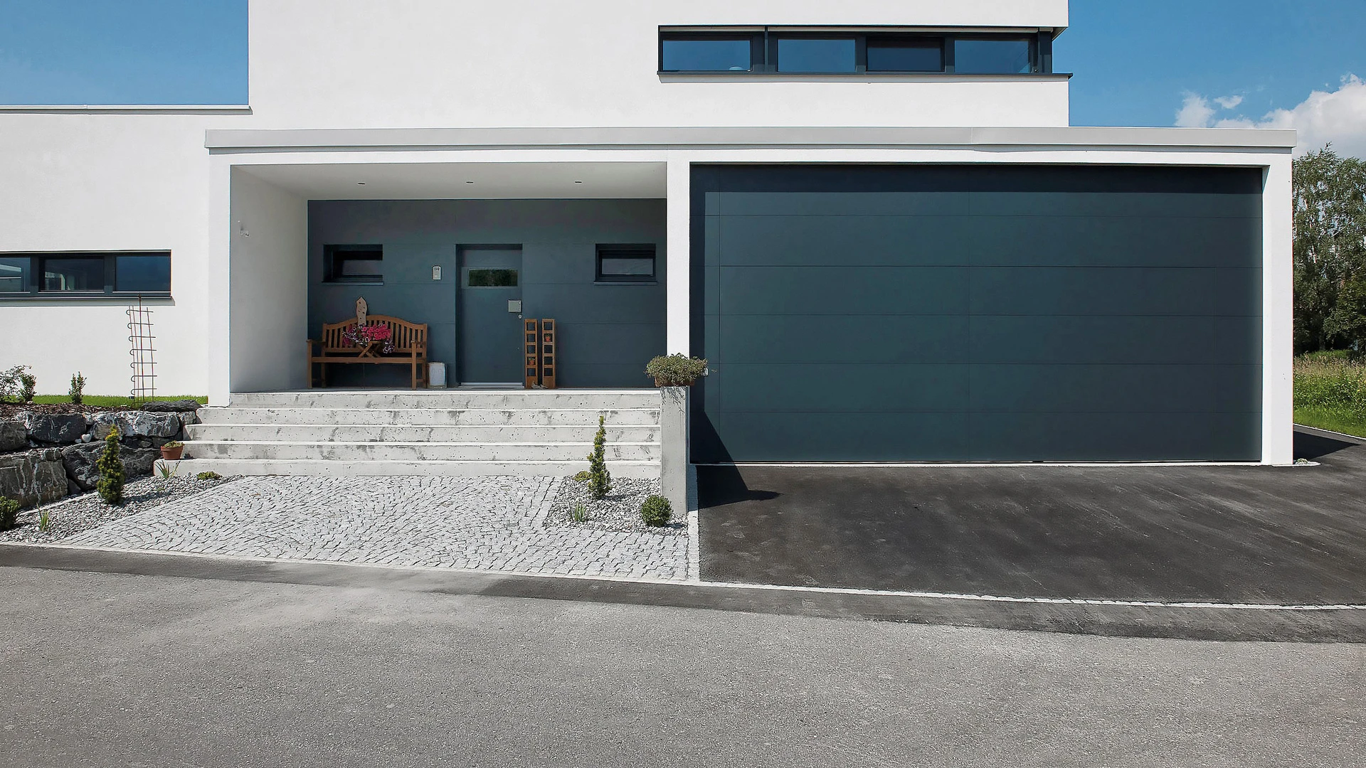 Eingangsbereich eines Wohnhauses mit Garage.