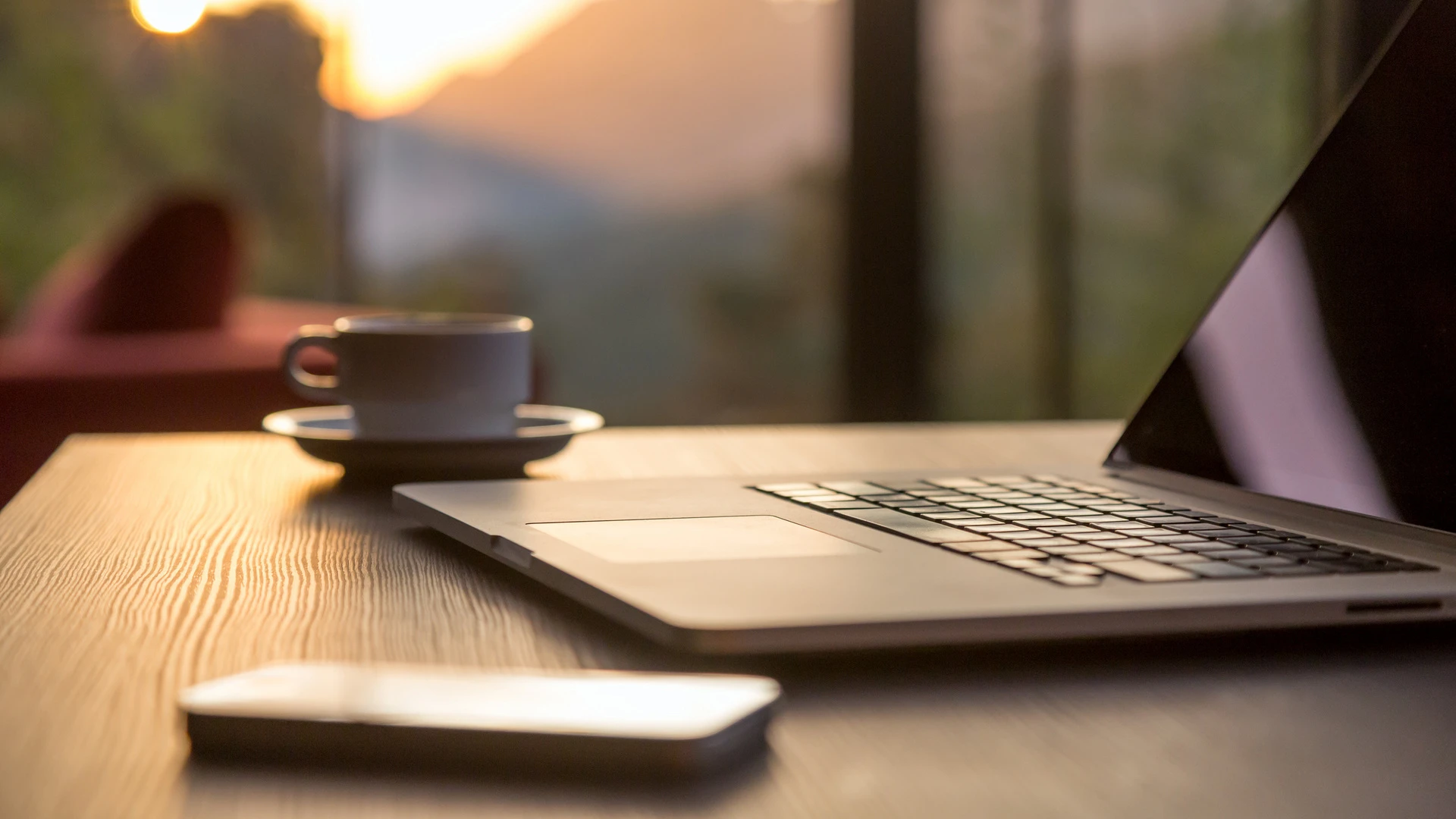 Laptop, Smartphone und Kaffee ist zu sehen