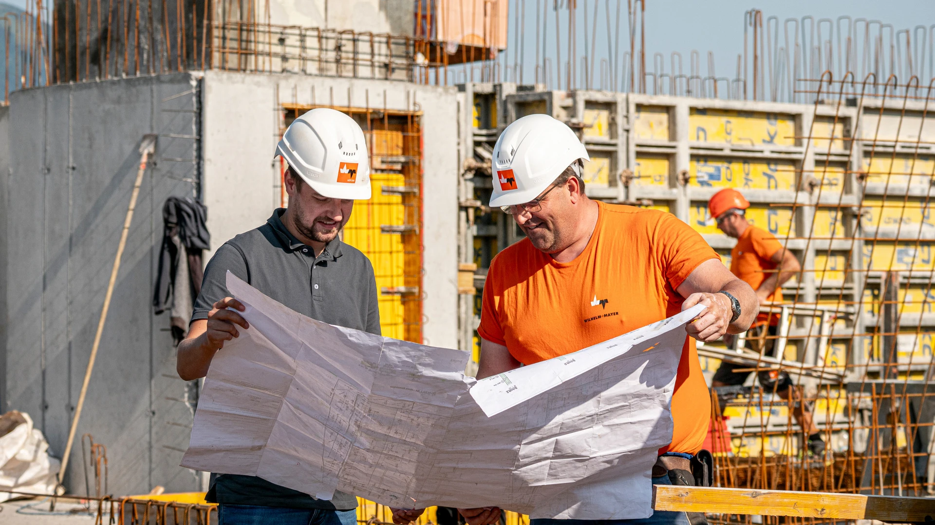 Bauleiter und Polier besprechen den Bauplan