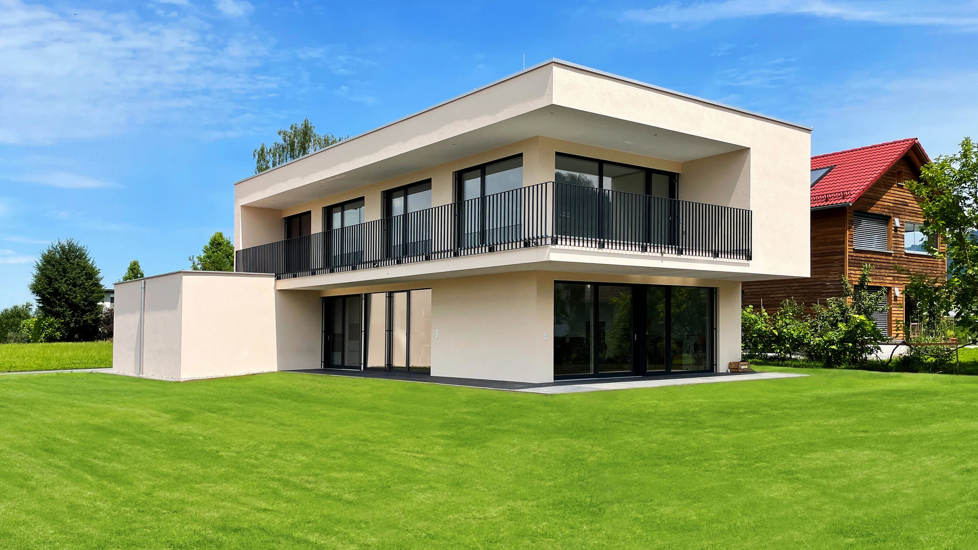 Fertiggestelltes Einfamilienhaus mit Garten, umgesetzt von Wilhelm-Mayer als Generalunternehmer.