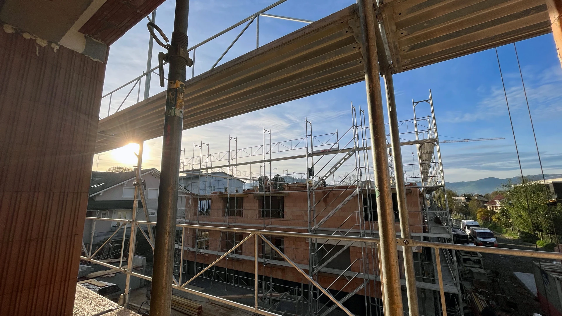 Sonnenuntergang auf einer Baustelle von Wilhelm-Mayer. Hier errichtet die Abteilung Hochbau eine Wohnanlage.