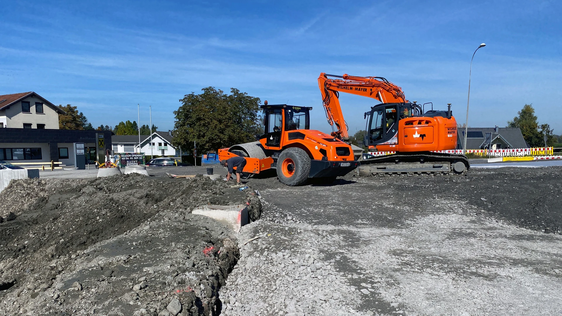 Bagger auf einer Straßen- und Kanalbaustelle von Wilhelm-Mayer Tiefbau.