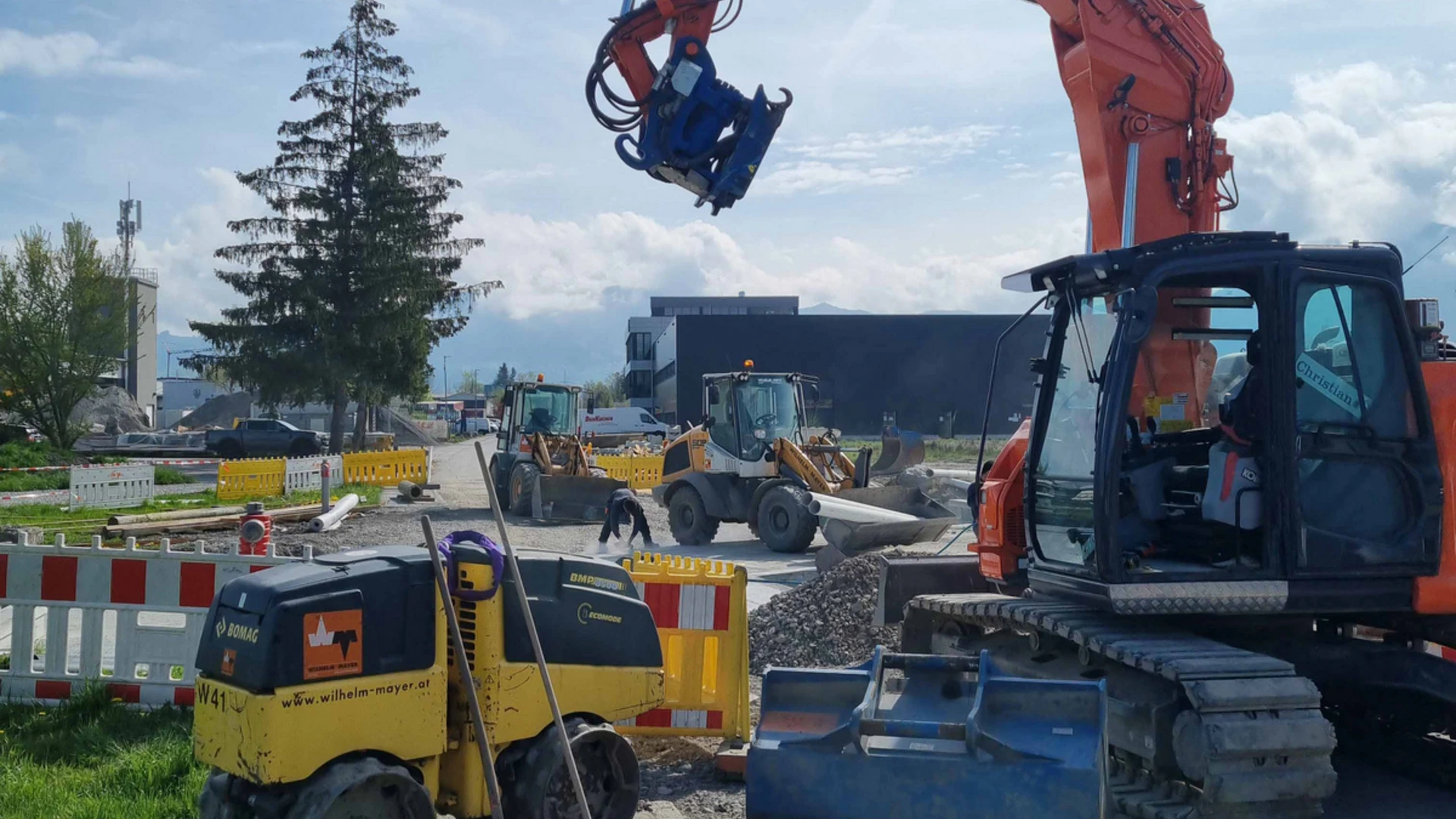 Bagger und Radlader auf einer Tiefbaustelle von Wilhelm+Mayer in Lustenau.
