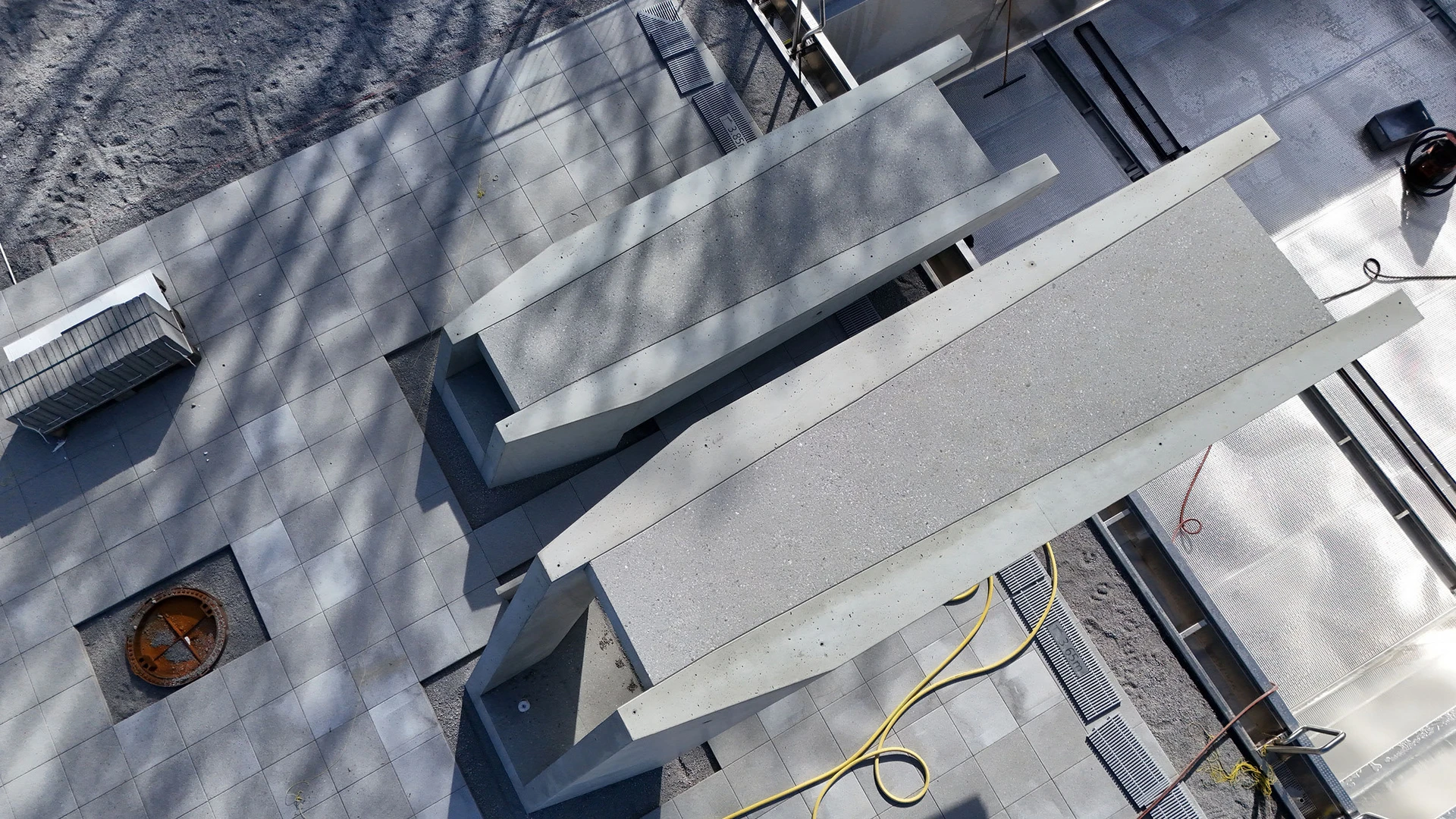 Neubau Seebad Bregenz: zwei Sprungtürme von oben, Betonfertigteile von Wilhelm+Mayer.