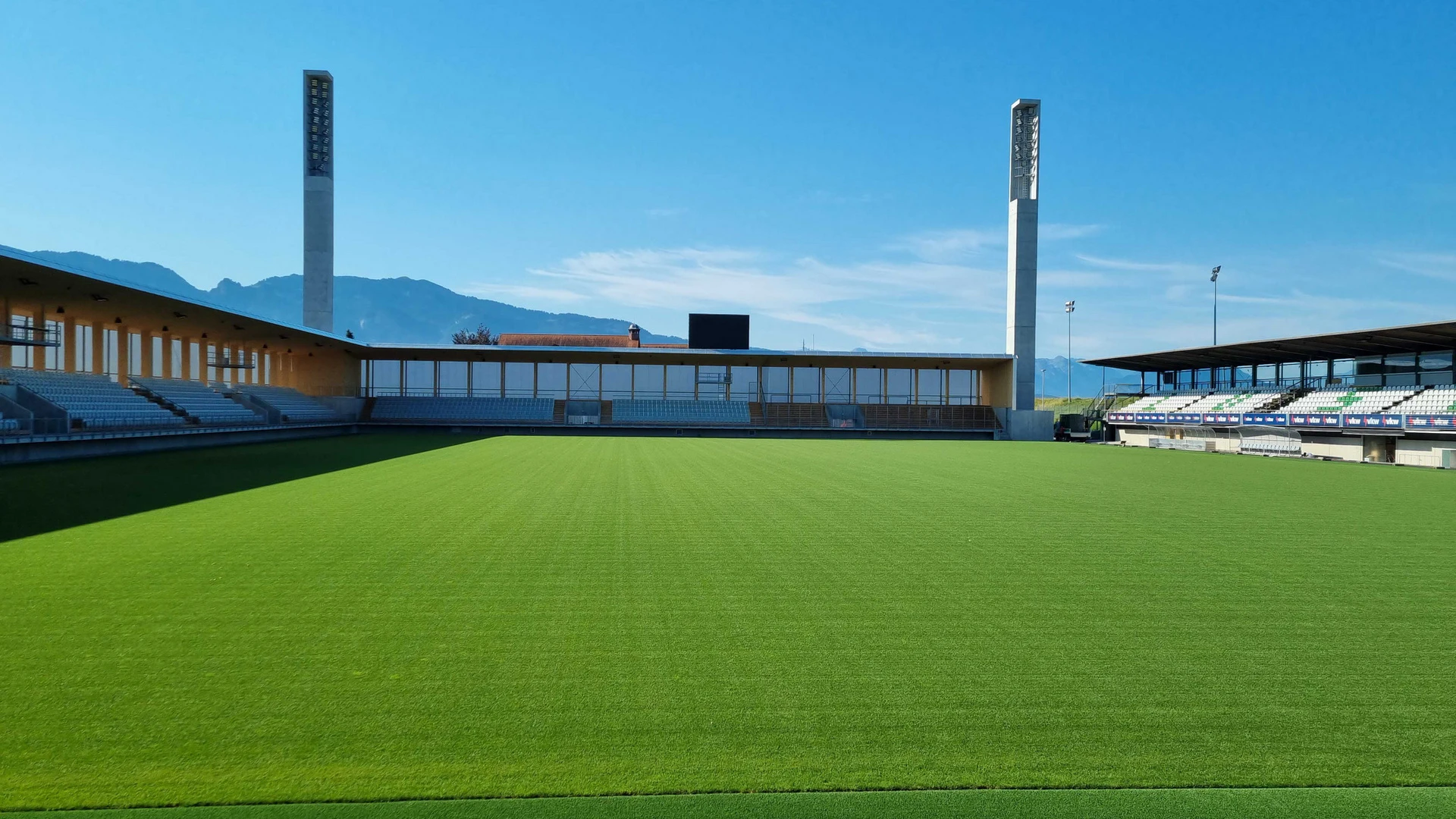 Neubau Reichshofstadion Lustenau: Blick auf den neuen Rasen im fertiggestellten Stadion.