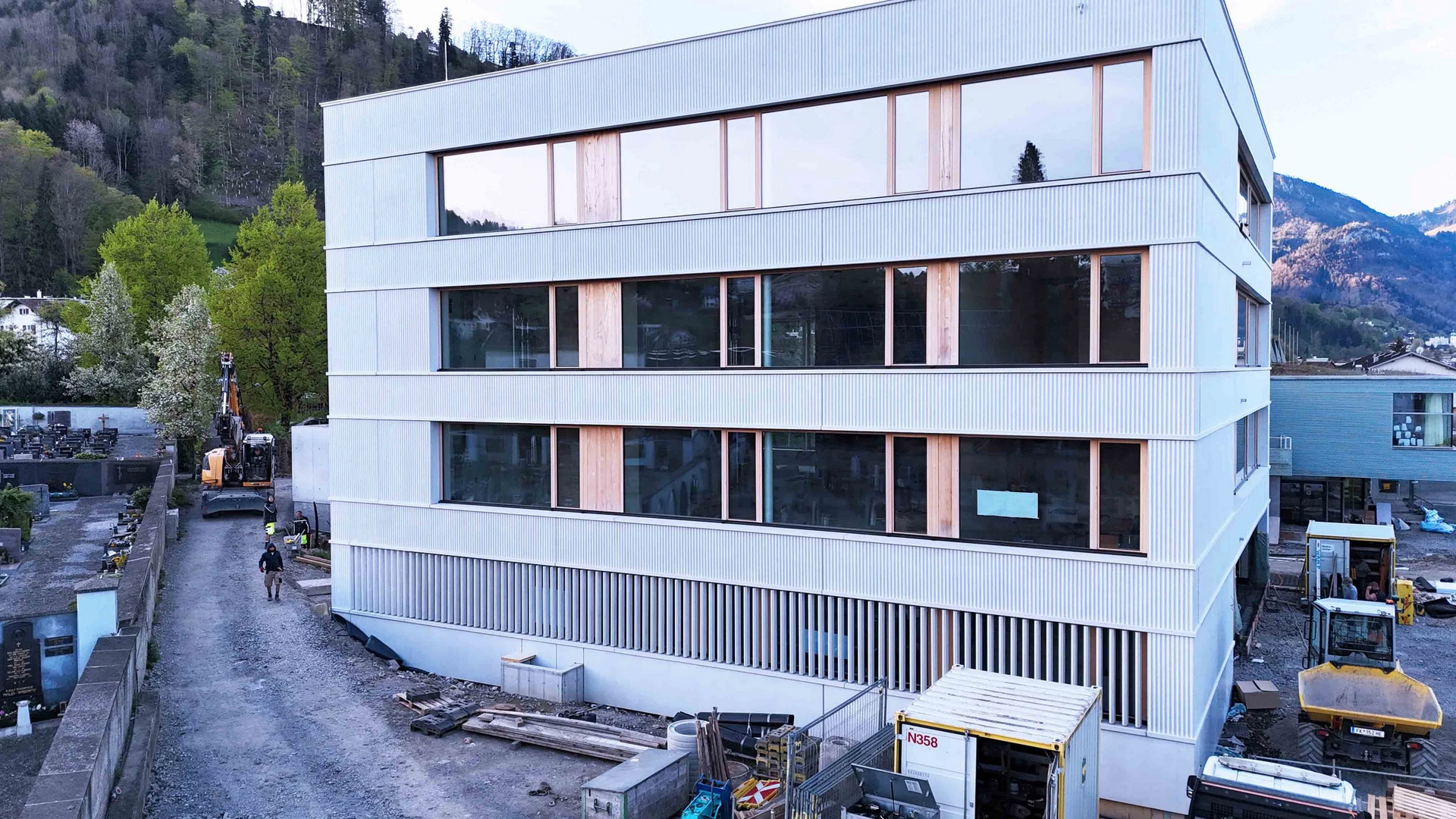 Foto von der Fassade des neuen Kindergartens in Dornbirn-Haselstauden, welche aus über 370 Betonfertigteilelementen von Wilhelm+Mayer besteht.