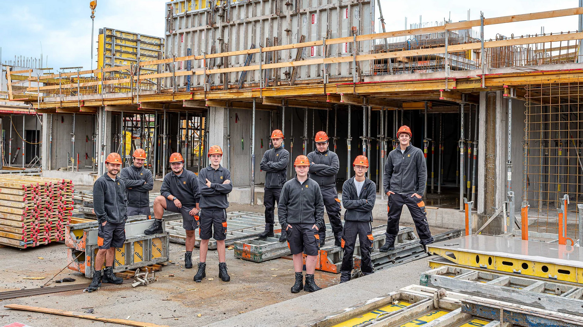 Teamfoto von Lehrlingen auf einer Baustelle von Wilhelm+Mayer in Götzis.