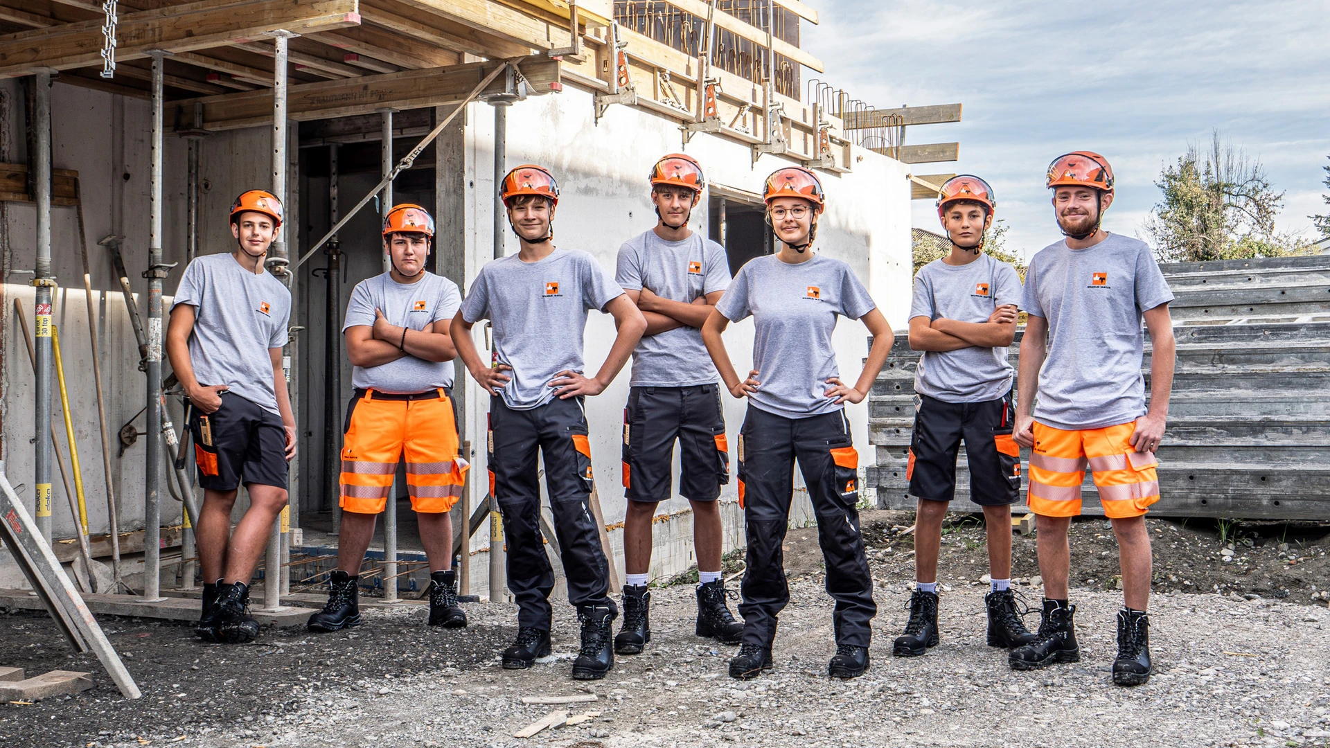 Teamfoto von Lehrlingen auf einer Baustelle von Wilhelm+Mayer in Götzis.