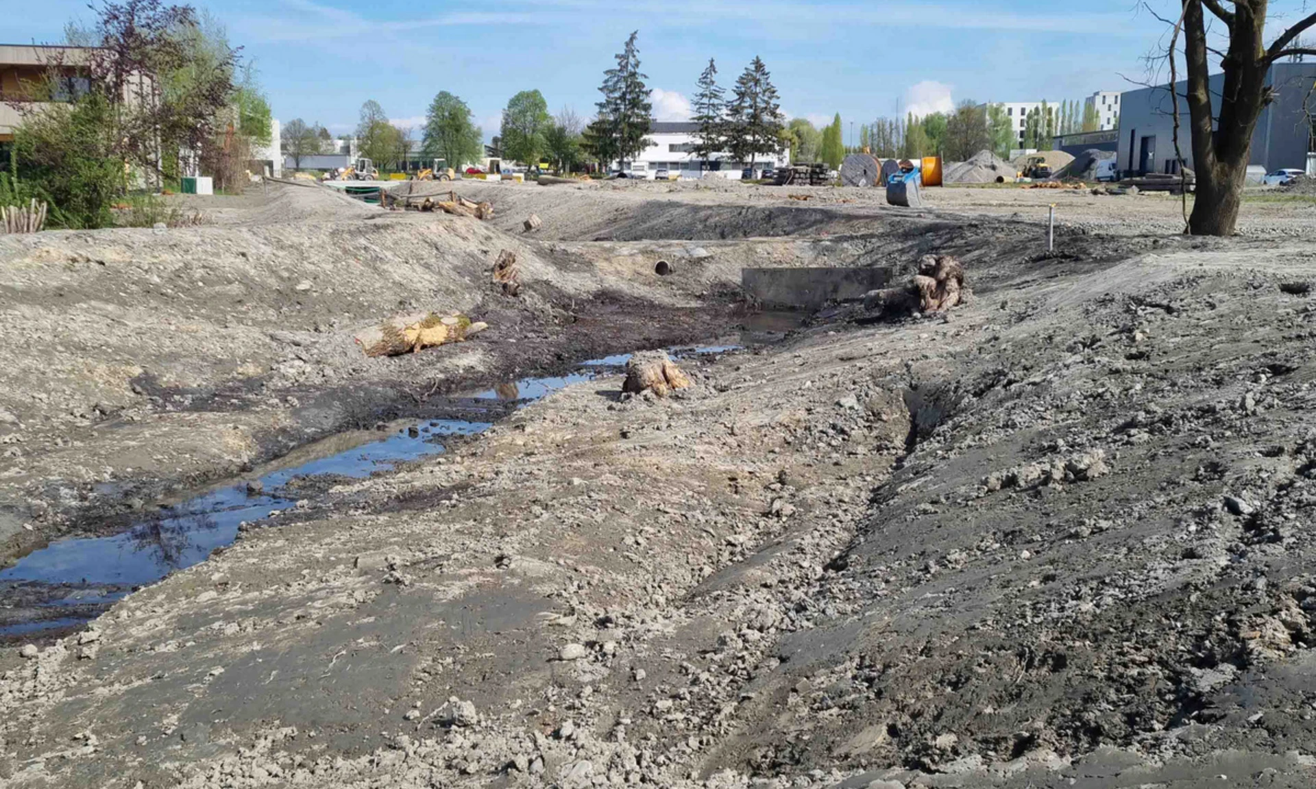 Blick auf neue Retentionsgräben bei einer Tiefbaustelle von Wilhelm+Mayer in Lustenau.
