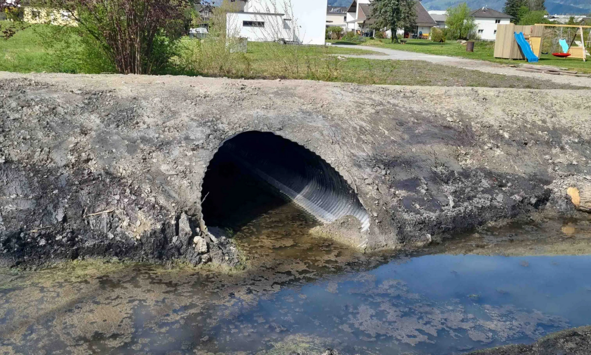 Blick auf einen Wellblechdurchlass bei einer Tiefbaustelle von Wilhelm+Mayer in Lustenau.