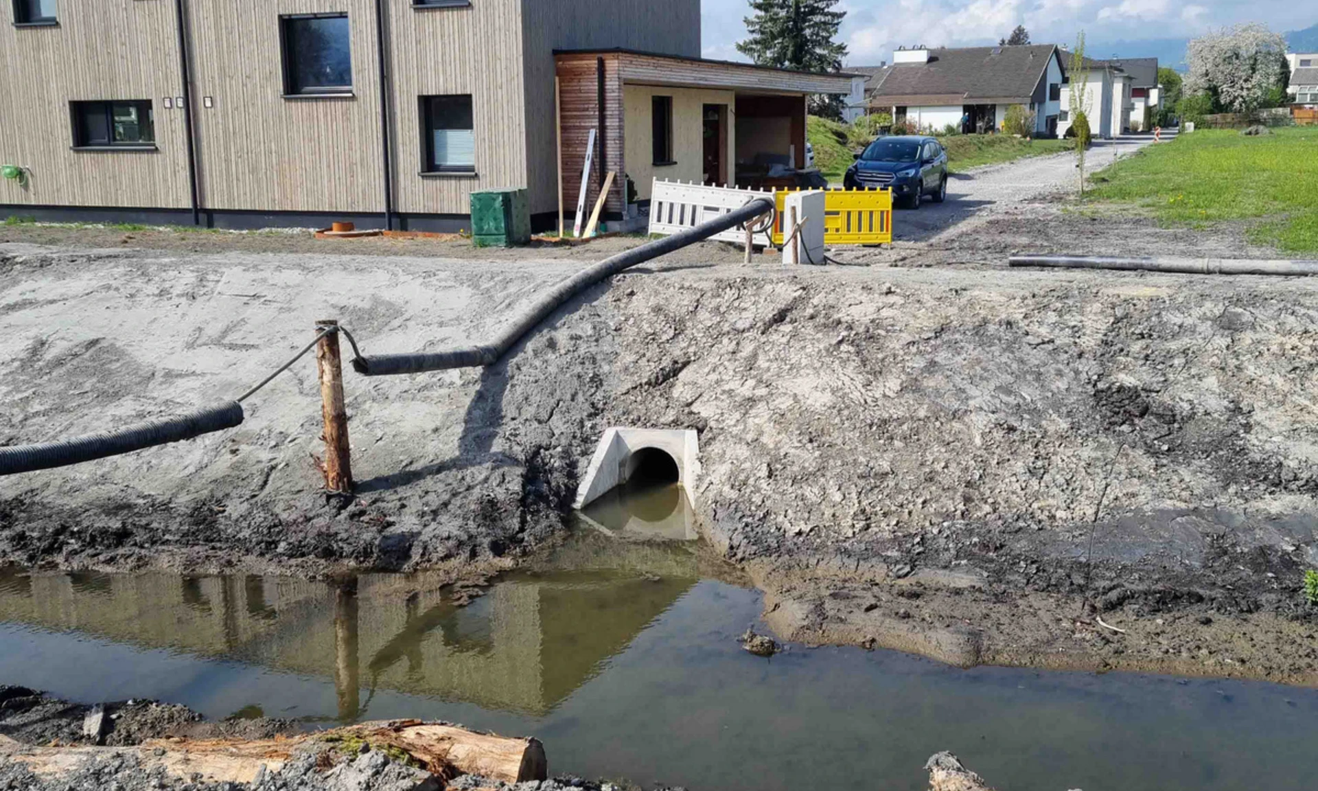 Blick auf einen Betondurchlass bei einem Retentionsgraben auf Tiefbaustelle von Wilhelm+Mayer in Lustenau.
