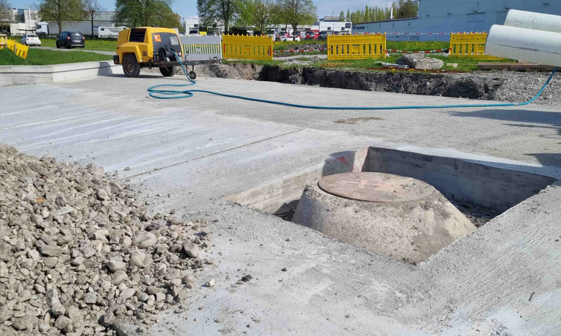 Blick auf einen Ortsbetondurchlass bei der Erschließung eines Betriebsgebiets in Lustenau, Vorarlberg.