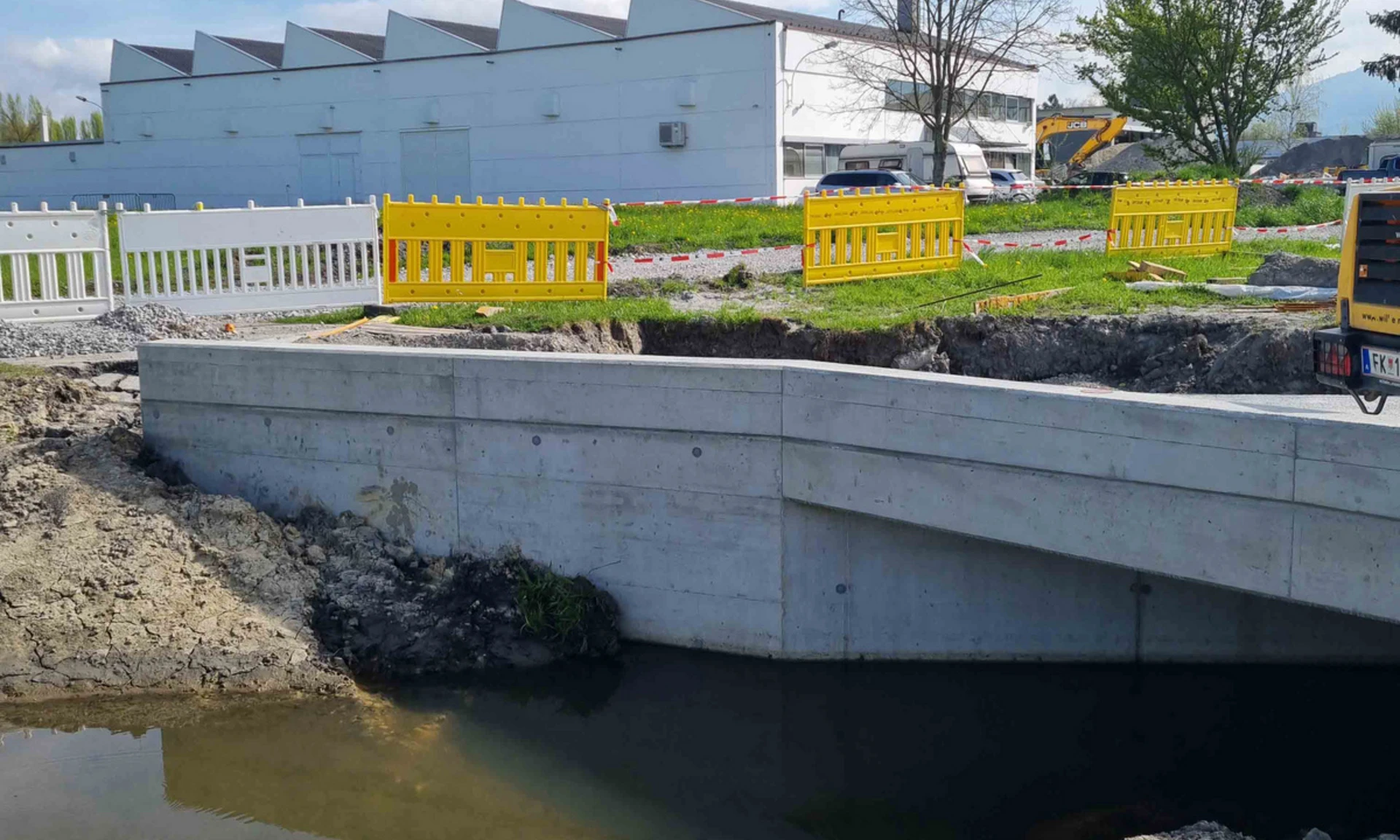 Blick auf einen Ortsbetondurchlass bei einer Tiefbaustelle von Wilhelm+Mayer in Lustenau.