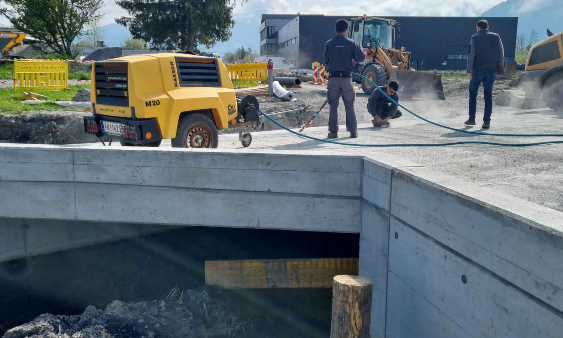 Arbeiter von Wilhelm+Mayer bei der Errichtung eines Ortsbetondurchlasses in Lustenau.