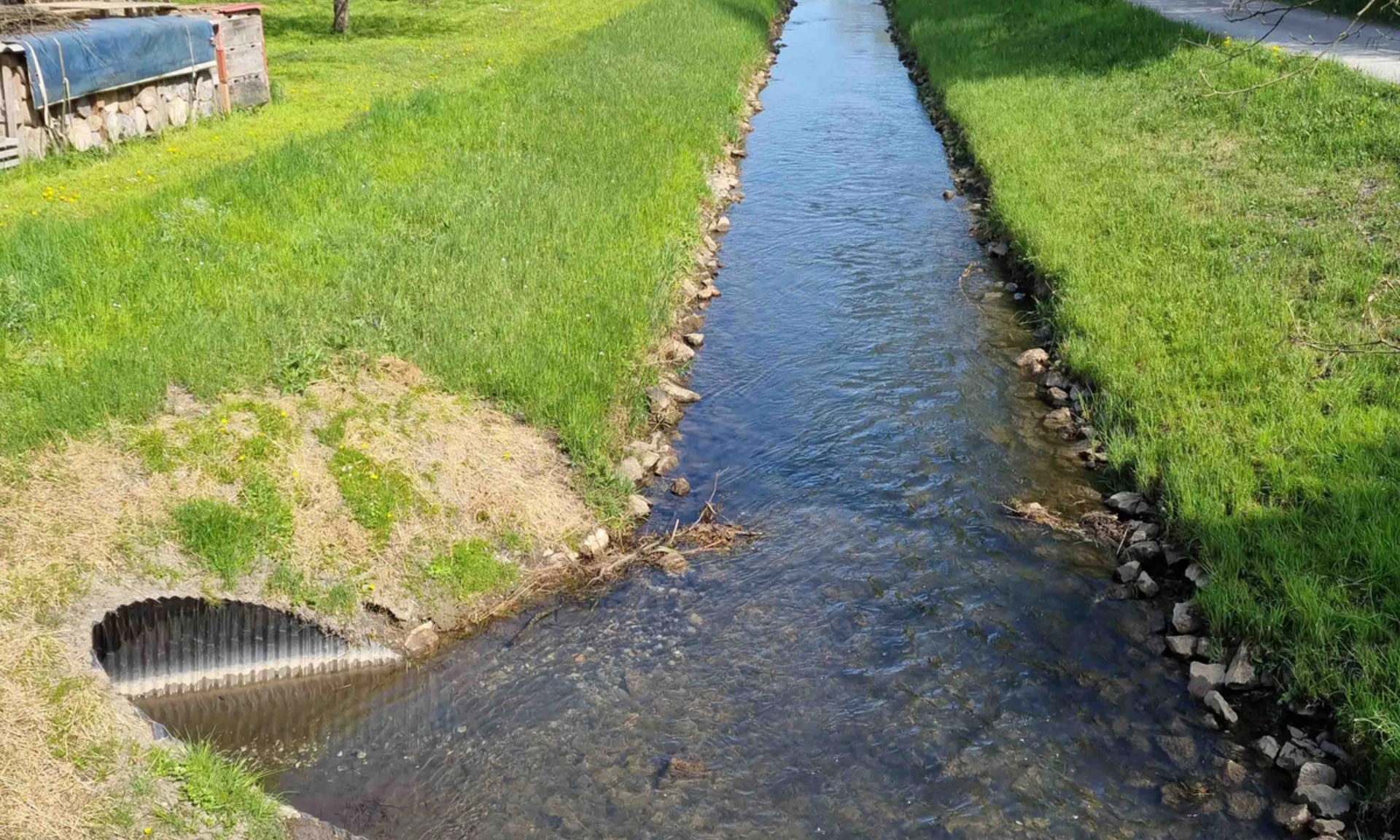 Entwässerungsgraben mit Wellblechdurchlass im Süden von Lustenau.