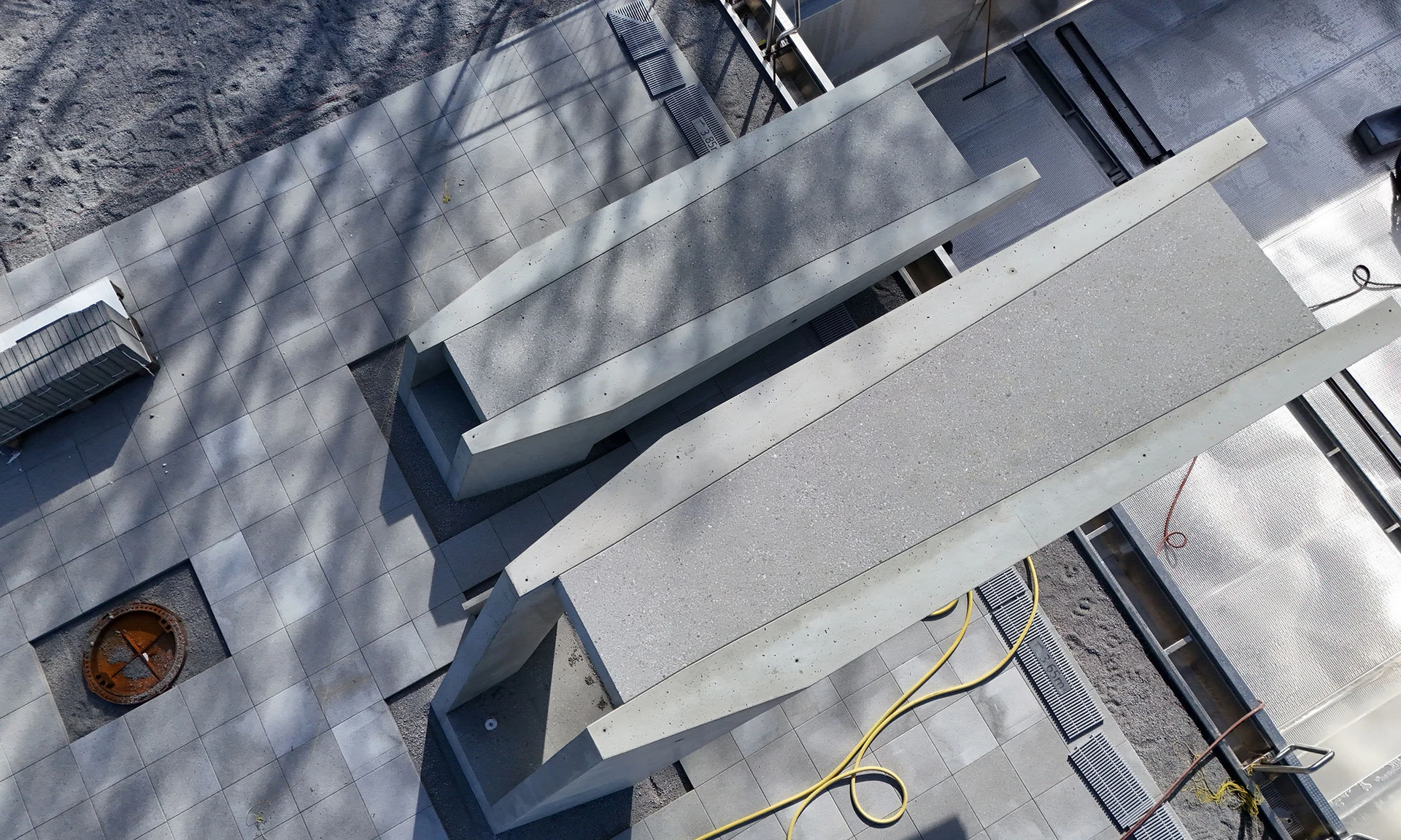 Neubau Seebad Bregenz: zwei Sprungtürme von oben, Betonfertigteile von Wilhelm+Mayer.