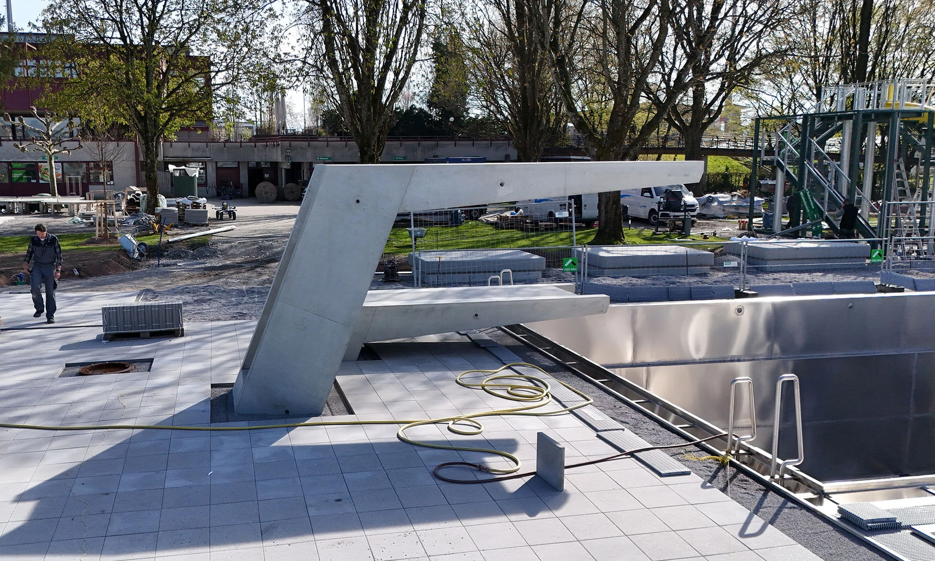 Neubau Seebad Bregenz: zwei Sprungtürme von der Seite, Betonfertigteile von Wilhelm+Mayer.