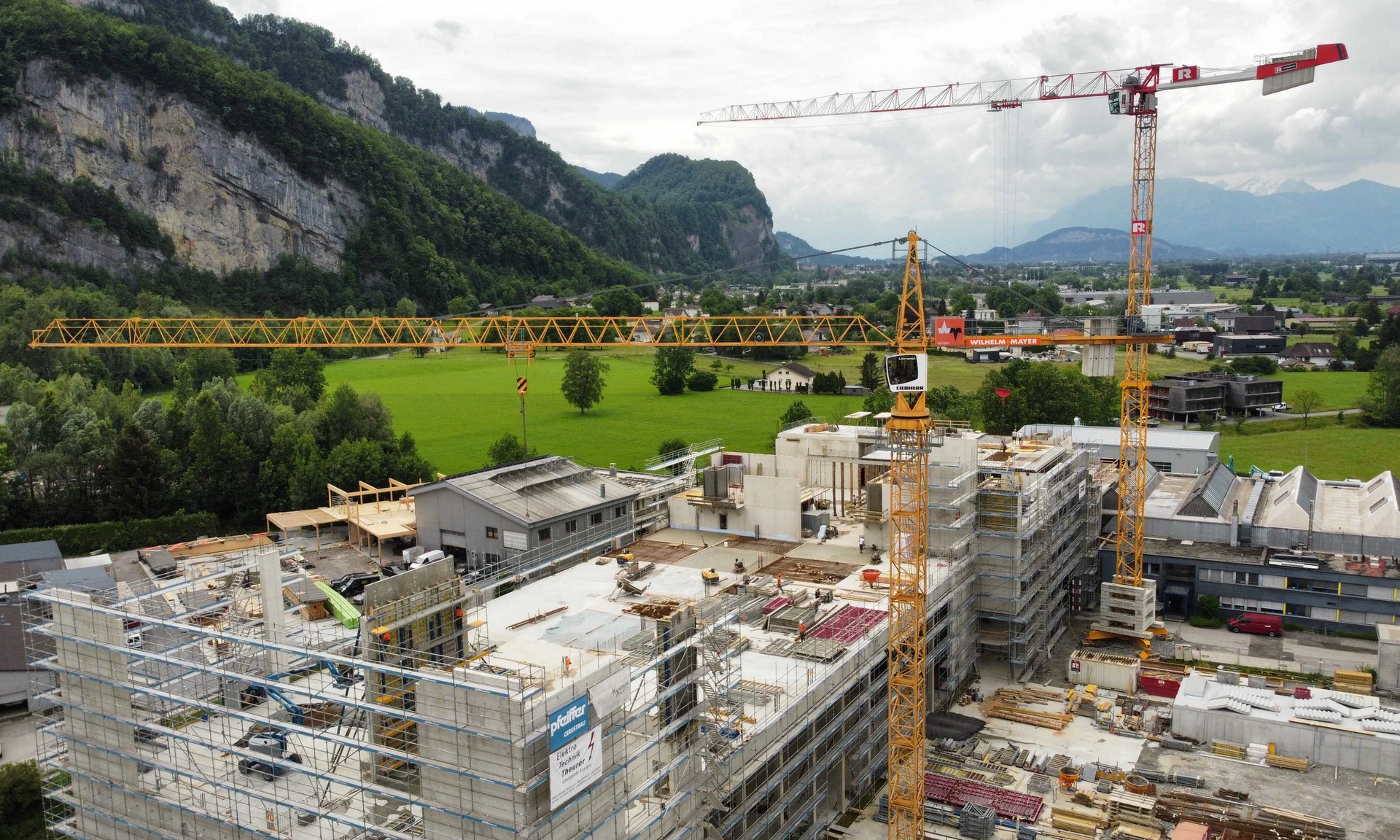 Luftbild von der Baustelle Betriebserweiterung Fahrzeugbau Wohlgenannt in Dornbirn.