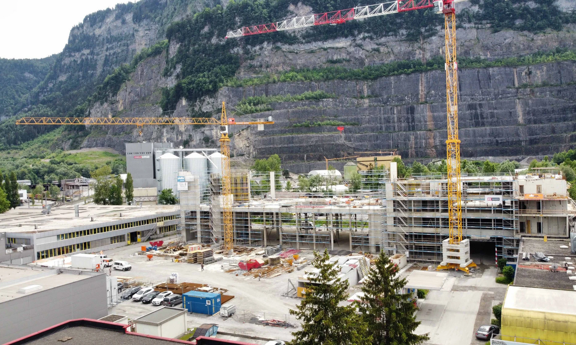 Luftbild von der Betriebserweiterung Fahrzeugbau Wohlgenannt in Dornbirn.