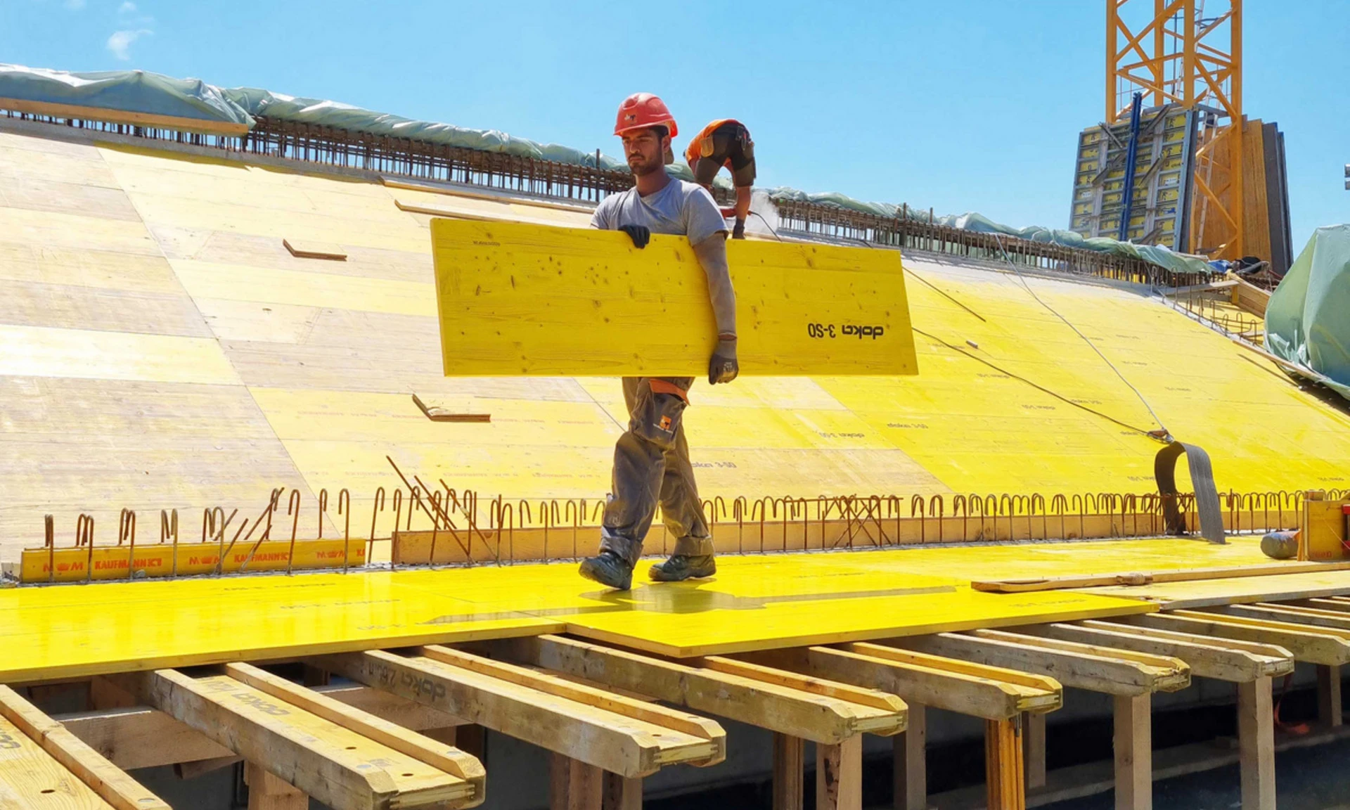 Neubau Reichshofstadion Lustenau: Arbeiten an der Schalung für die Südtribüne.