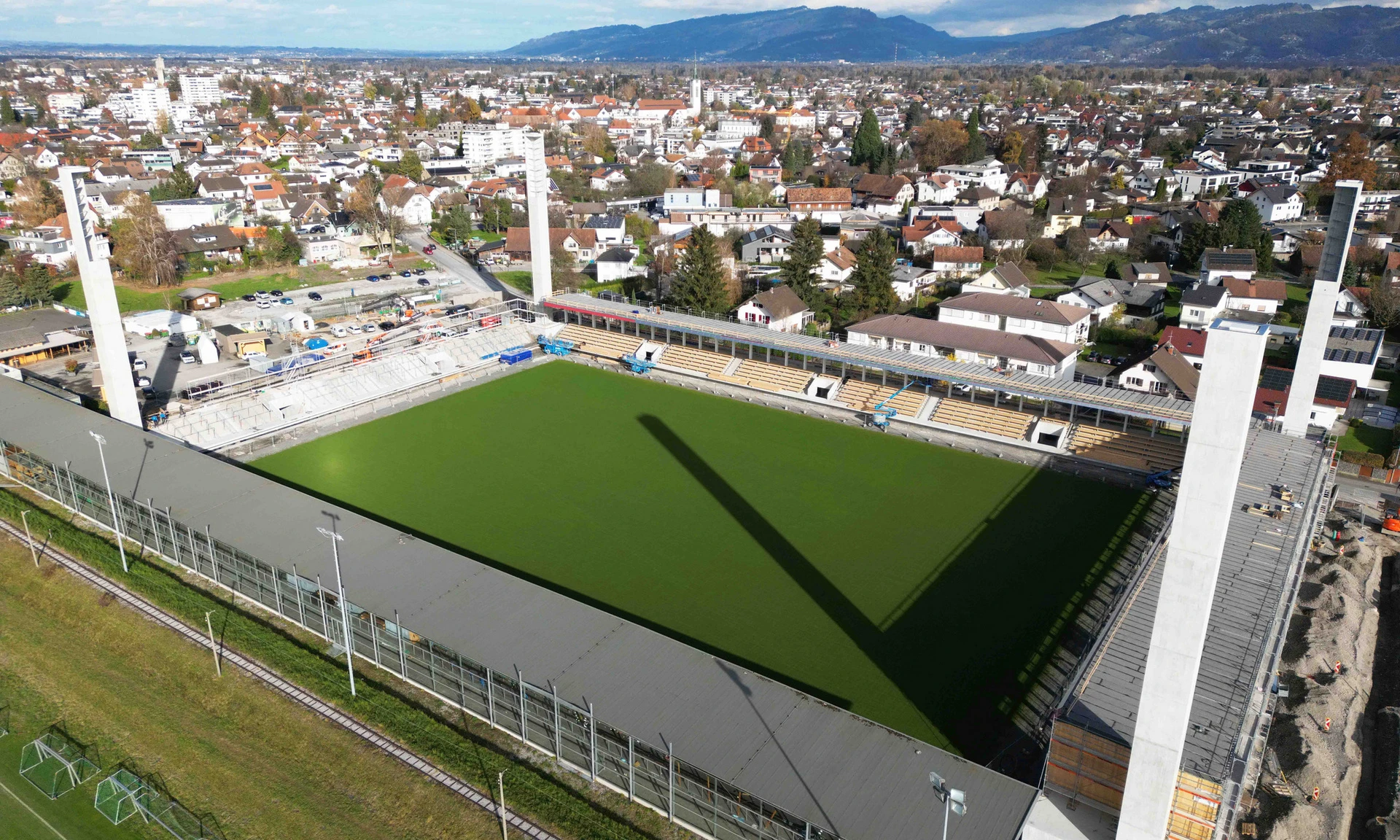 Neubau Reichshofstadion Lustenau: Drohnenaufnahme mit Blick auf das ganze Stadion.