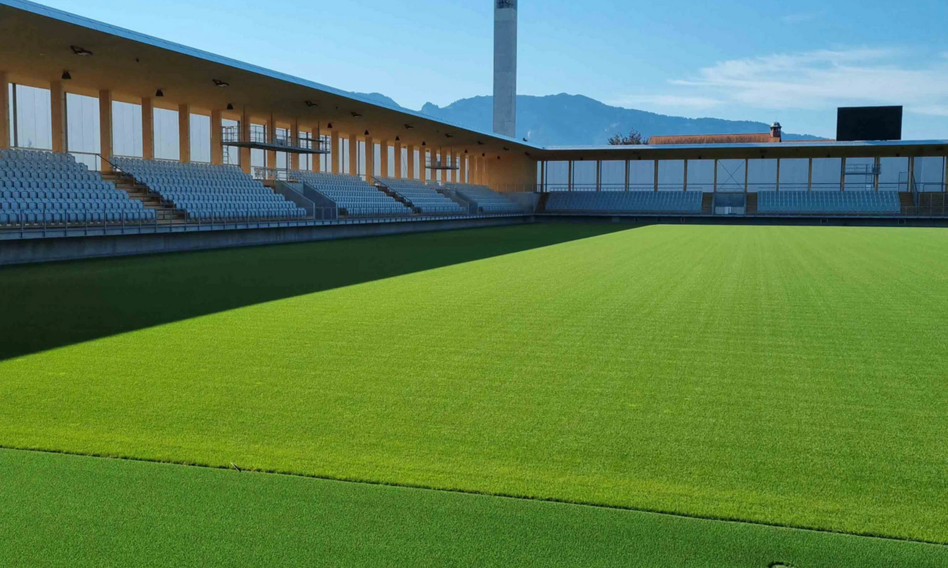 Neubau Reichshofstadion Lustenau: Blick auf fertiggestelltes Stadion im Sommer.