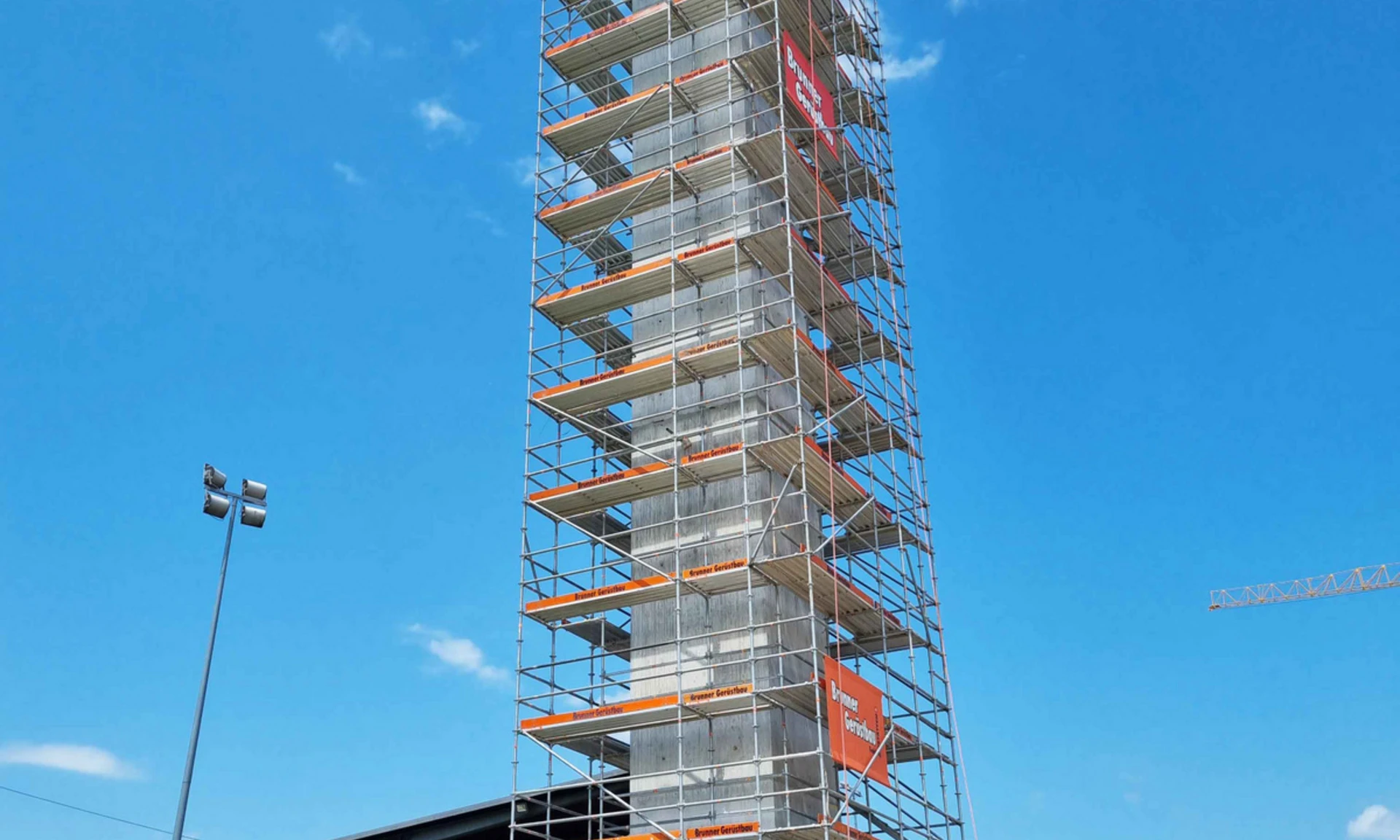 Neubau Reichshofstadion Lustenau: Blick auf das Gerüst eines 40 Meter hohen Lichtmastpylon.