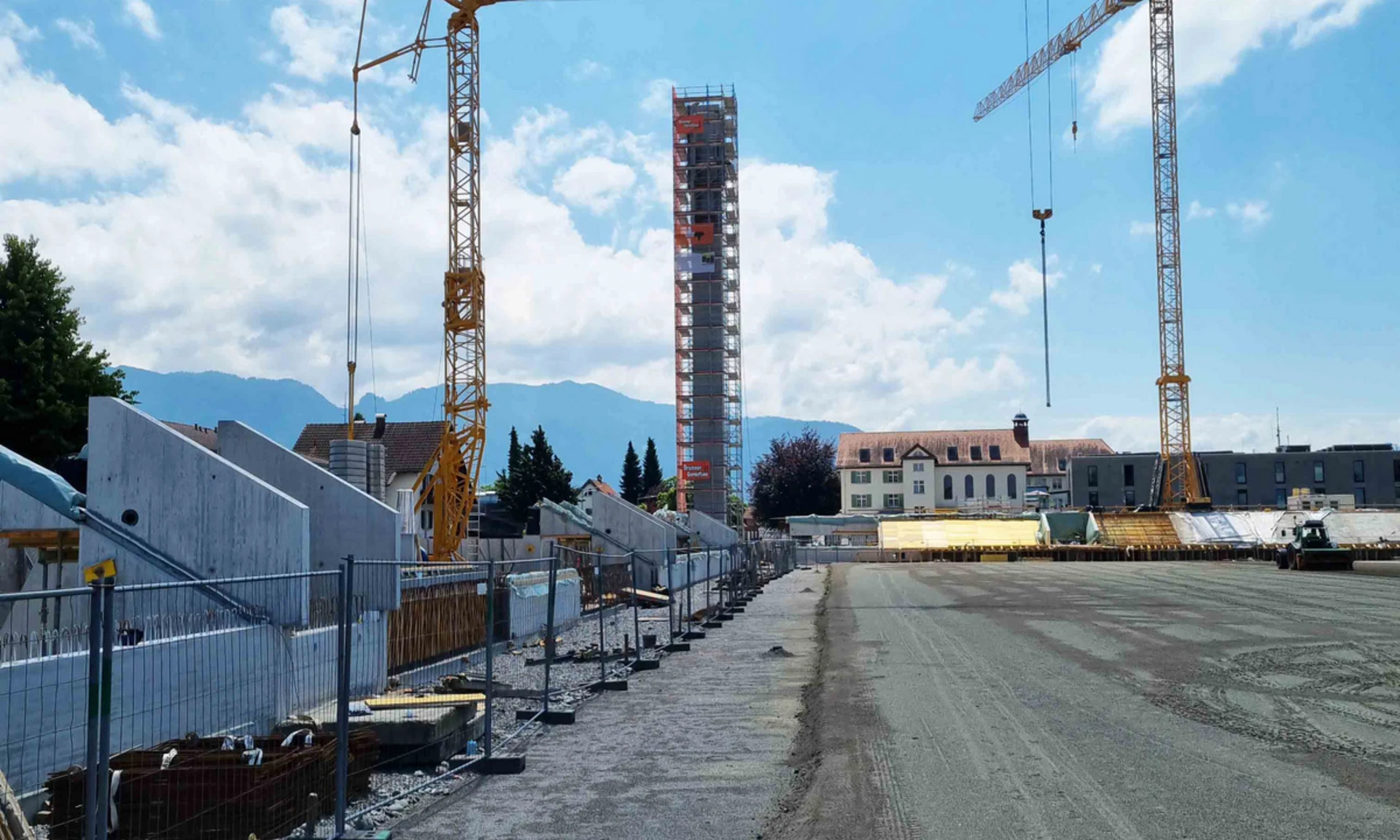 Neubau Reichshofstadion Lustenau: Blick auf Osttribüne während der Bauphase..
