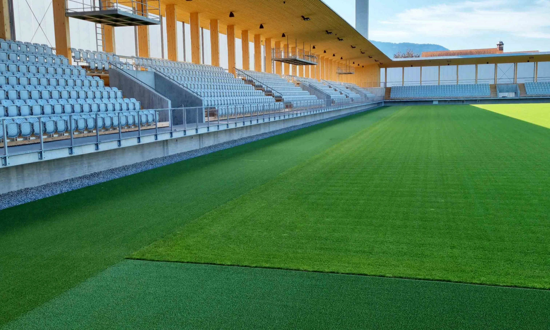 Neubau Reichshofstadion Lustenau: Blick auf die fertiggestellte Osttribüne.