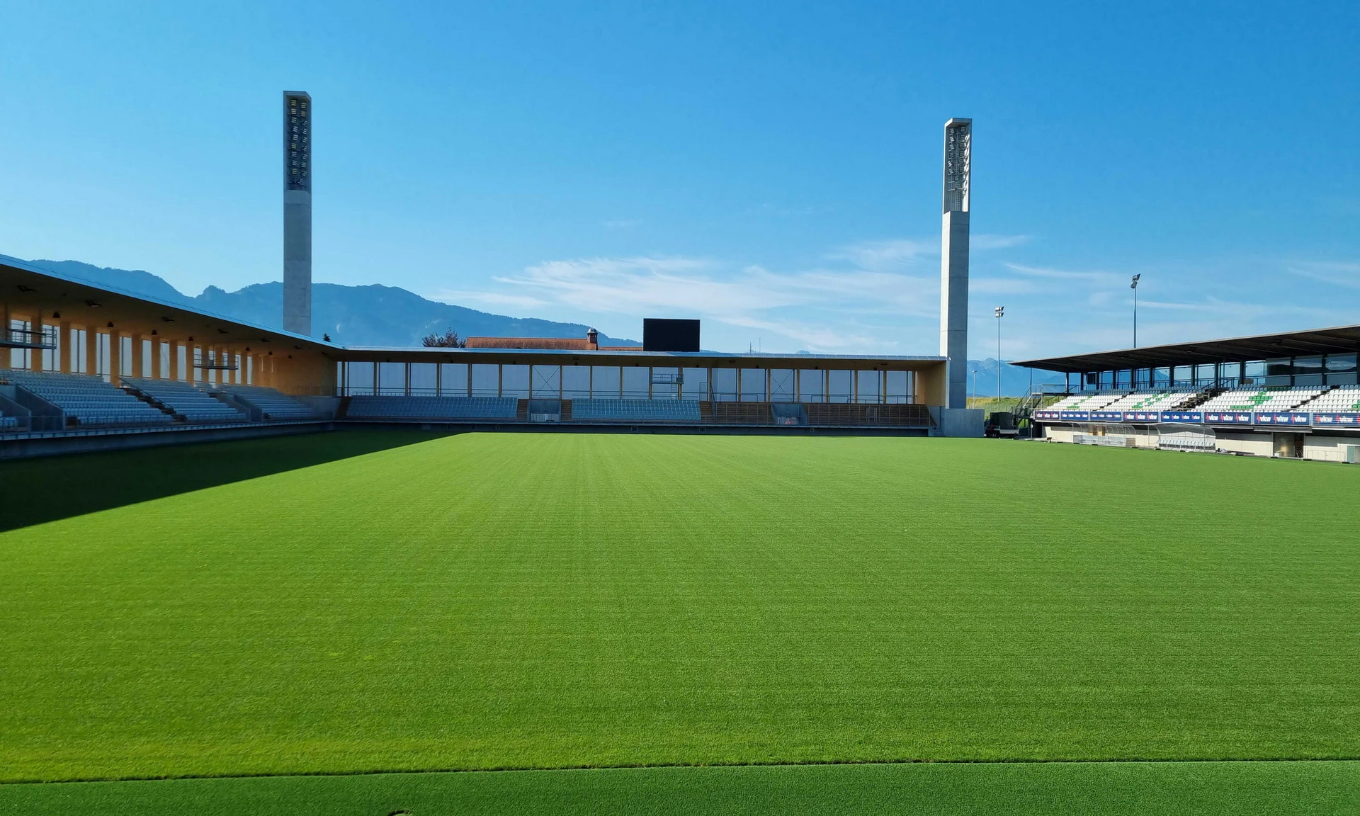 Neubau Reichshofstadion Lustenau: Blick auf den neuen Rasen im fertiggestellten Stadion.