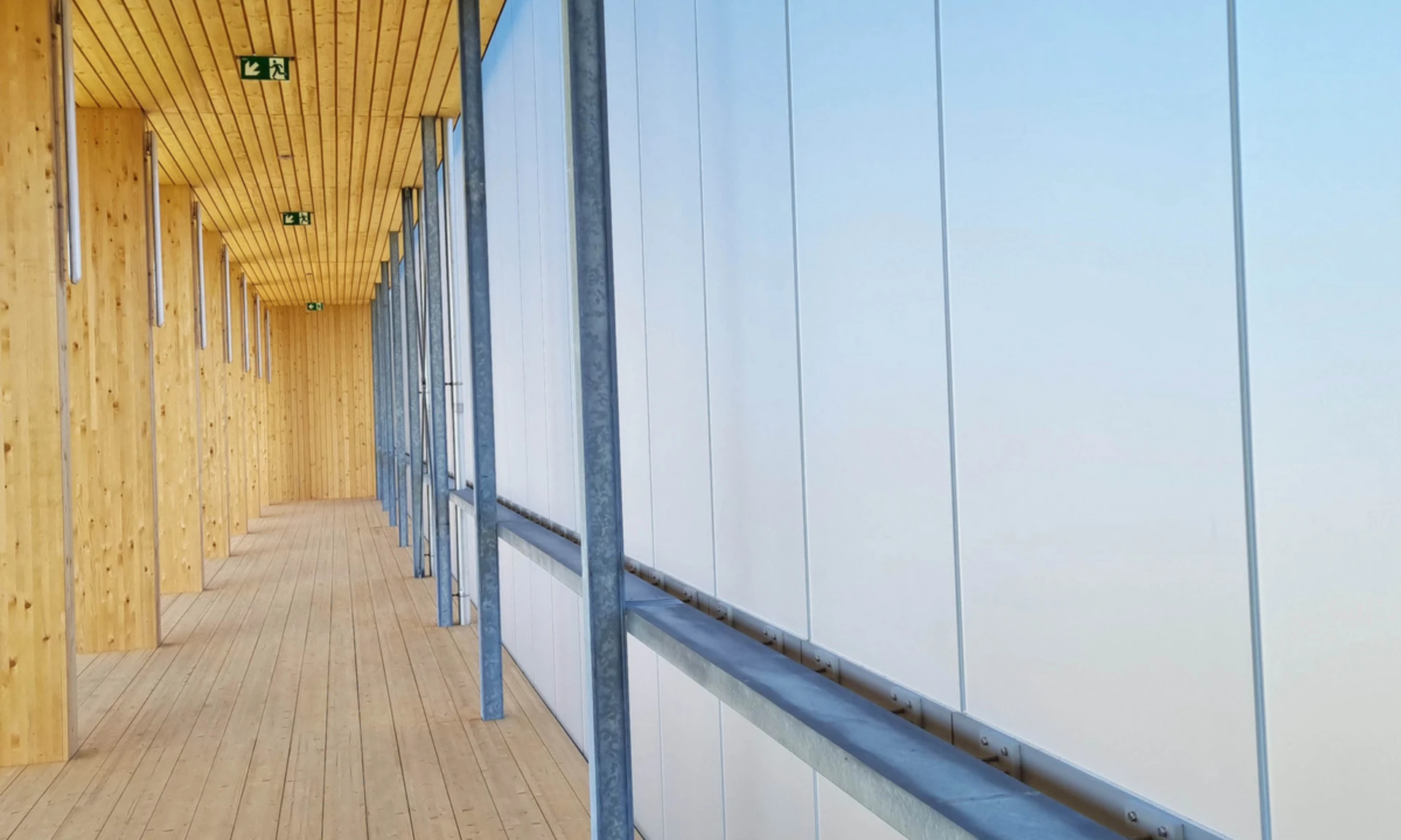 Neubau Reichshofstadion Lustenau: Blick auf die verglaste Rückwand der Nordtribüne.