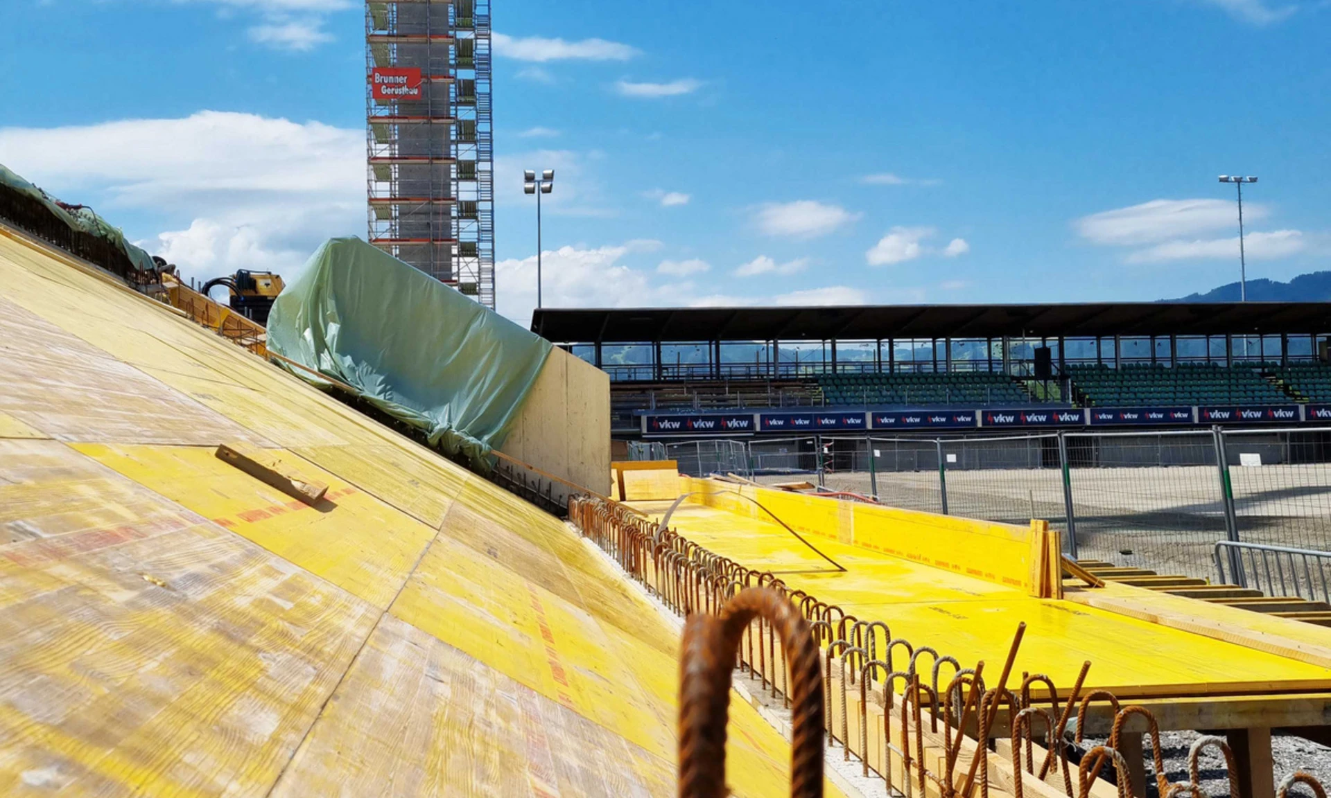 Neubau Reichshofstadion Lustenau: Blick auf das Gefälle der Tribüne auf der Südseite während der Bauphase.