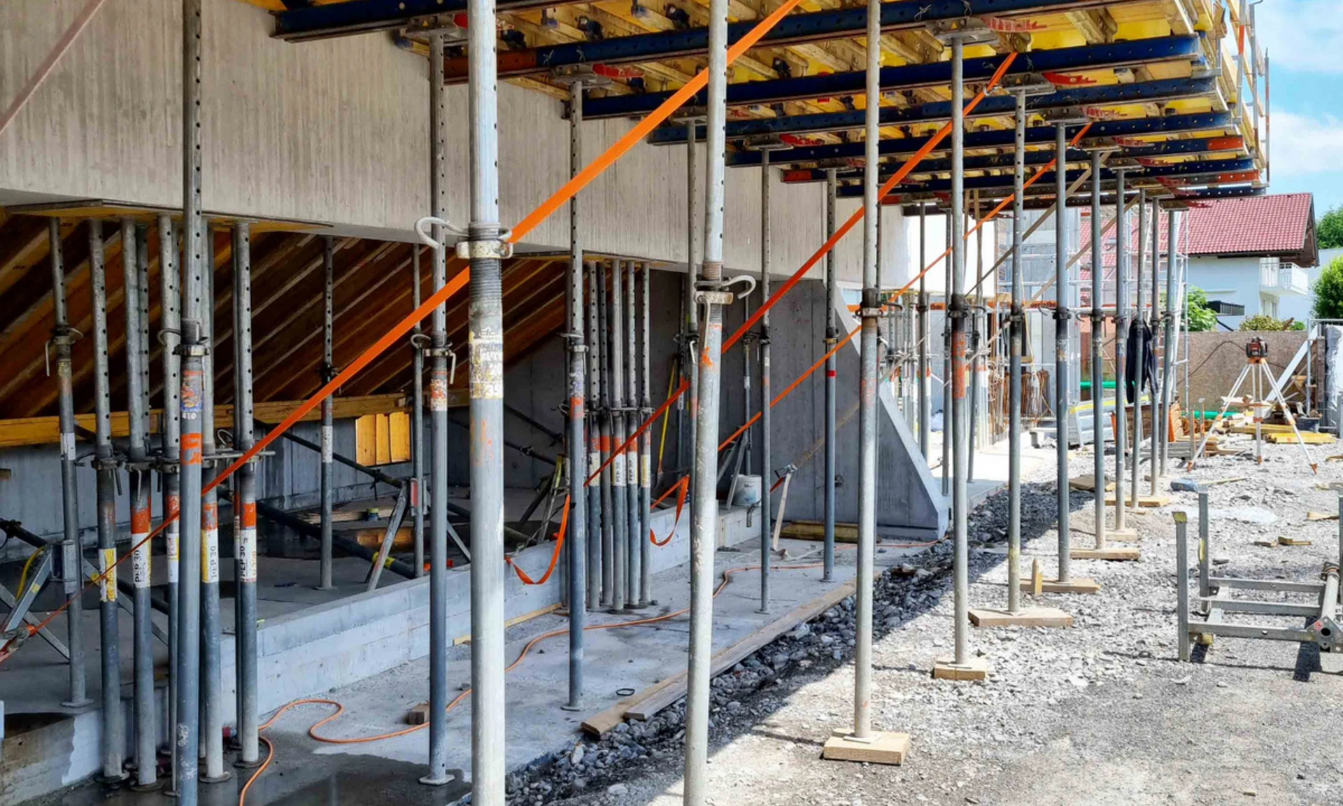 Neubau Reichshofstadion Lustenau: Unteransicht der Schalung der Tribüne auf der Südseite während der Bauphase.