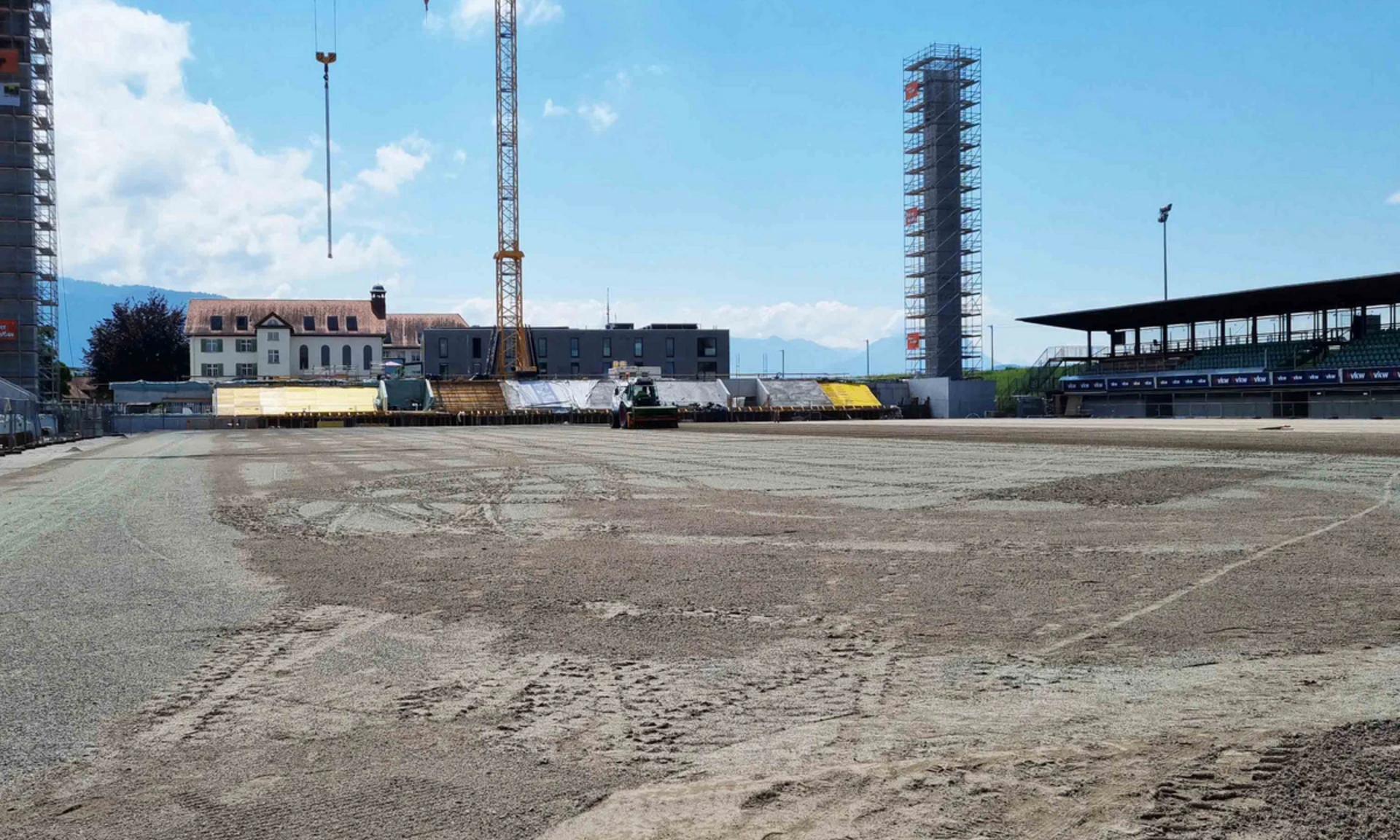 Neubau Reichshofstadion Lustenau: Detailansicht Spielfeld ohne Rasen während der Bauphase.