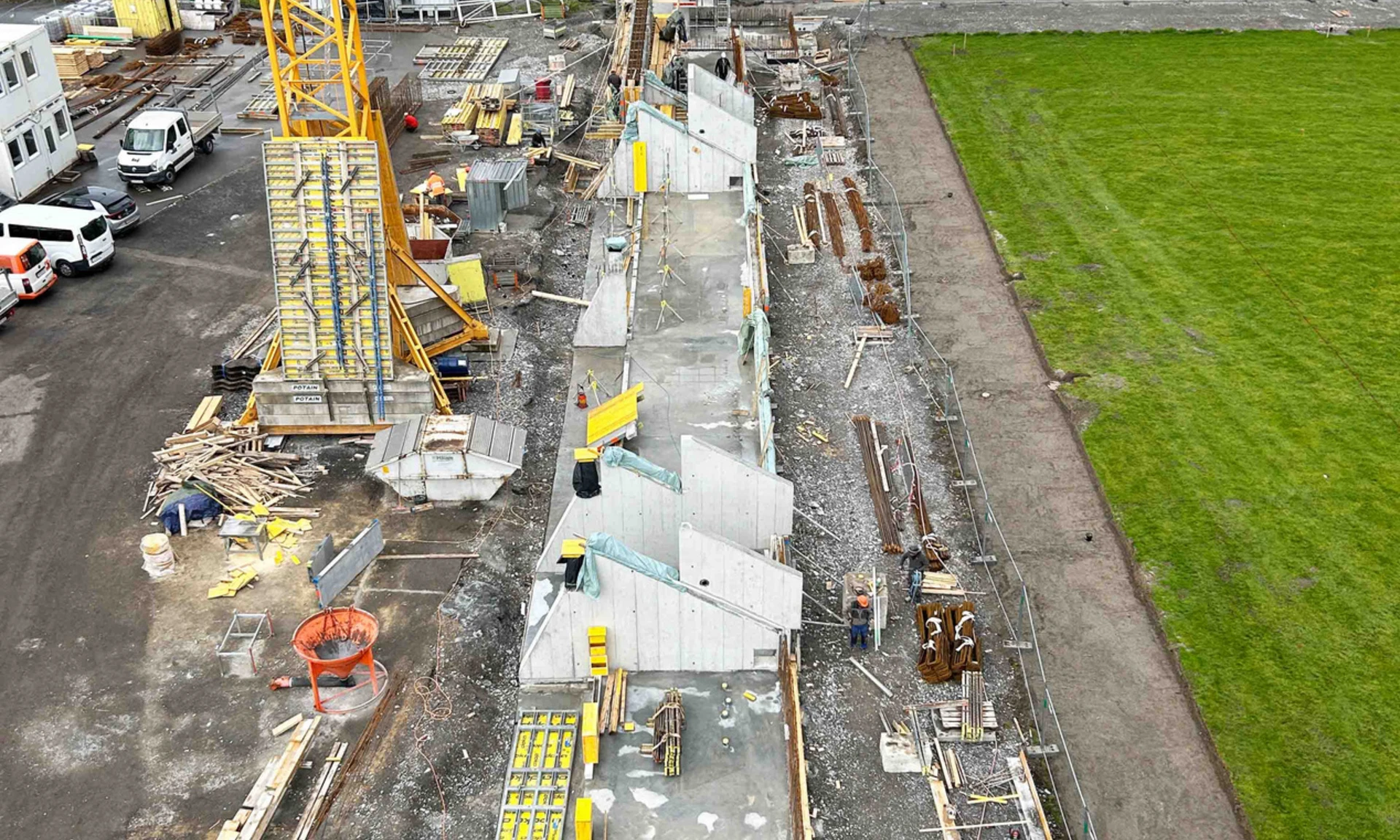 Neubau Reichshofstadion Lustenau: Blick von oben auf das Fundament der Südtribüne während der Bauphase.