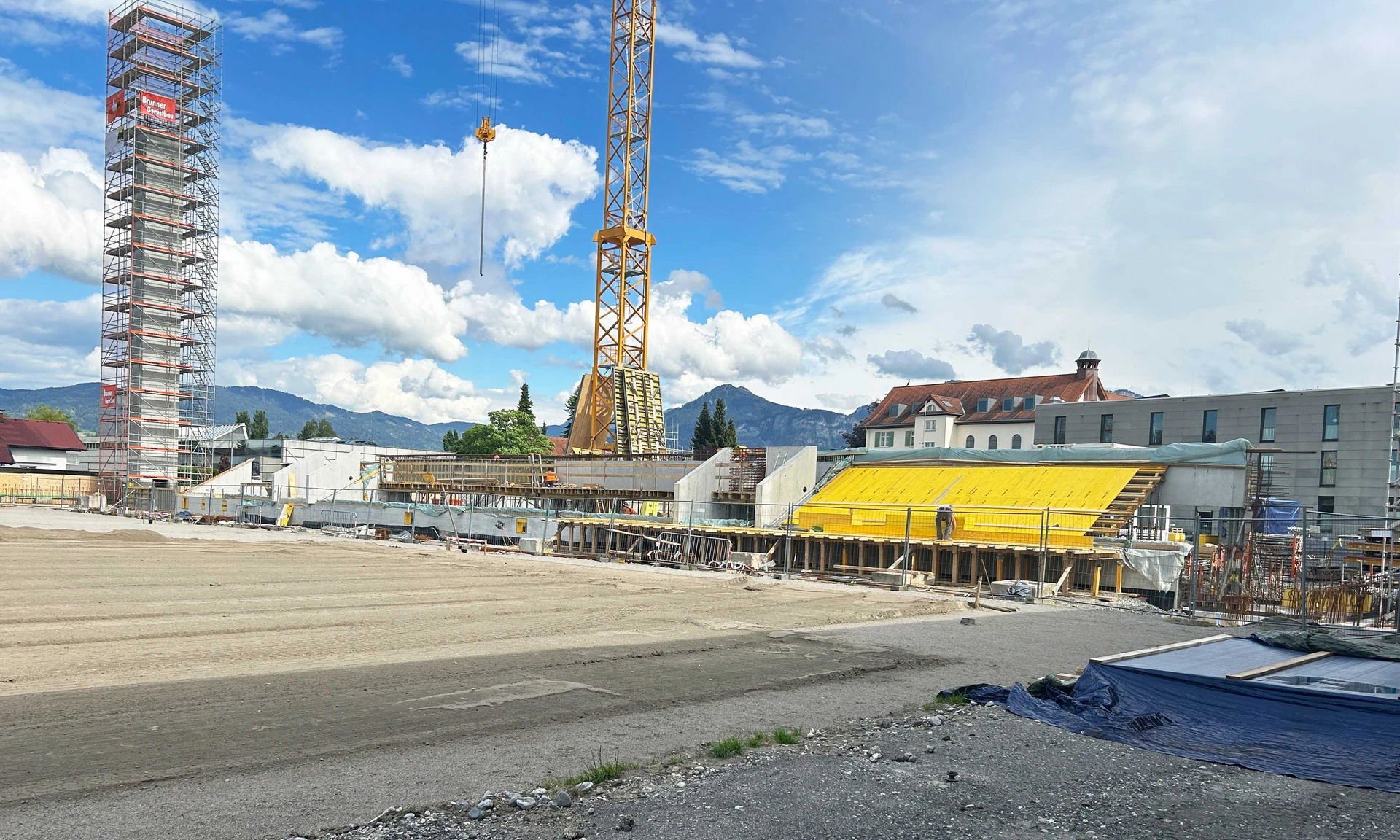 Neubau Reichshofstadion Lustenau: Blick auf die Südtribüne während der Bauphase.