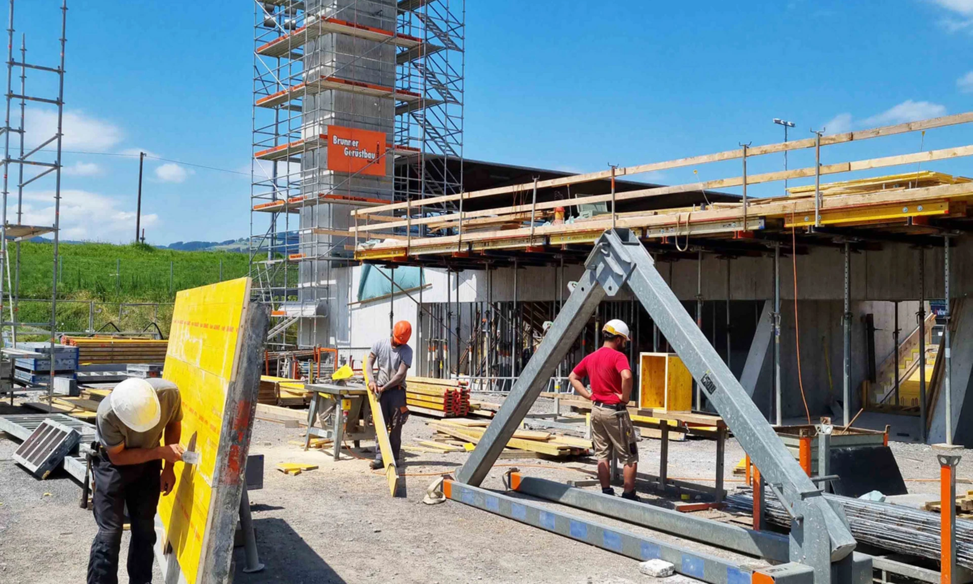 Neubau Reichshofstadion Lustenau: Arbeiter bereiten Schalungen vor.