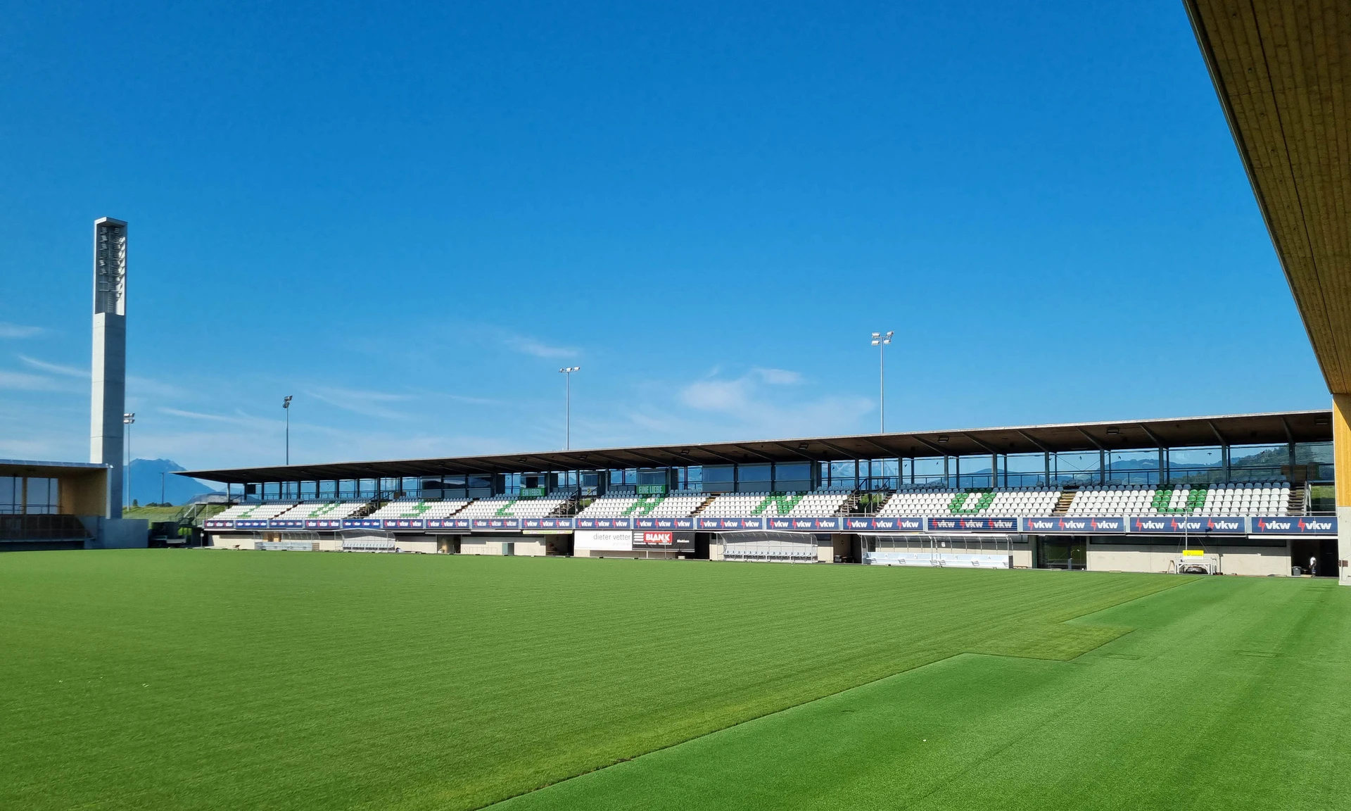 Neubau Reichshofstadion Lustenau: Blick auf den Bestand, die Westtribüne nach der Fertigstellung des Neubaus.