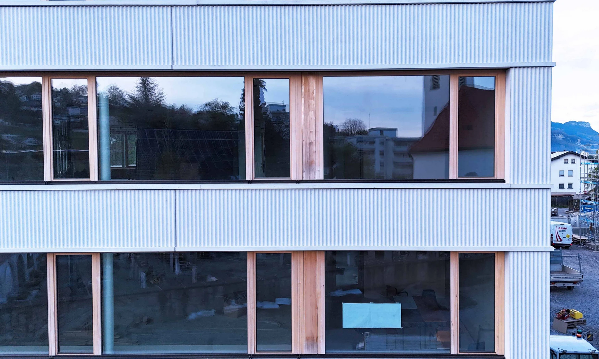 Foto von der Fassade des neuen Kindergartens in Dornbirn-Haselstauden, welche aus über 370 Betonfertigteilelementen von Wilhelm+Mayer besteht.