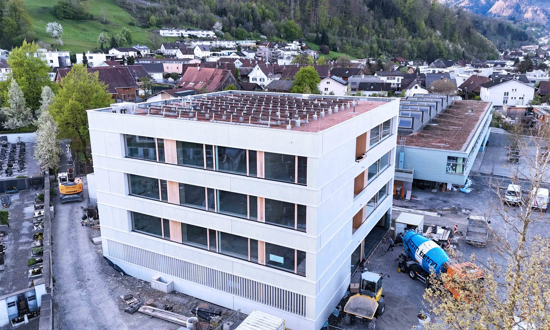 Foto von der Fassade des neuen Kindergartens in Dornbirn-Haselstauden, welche aus über 370 Betonfertigteilelementen von Wilhelm+Mayer besteht.