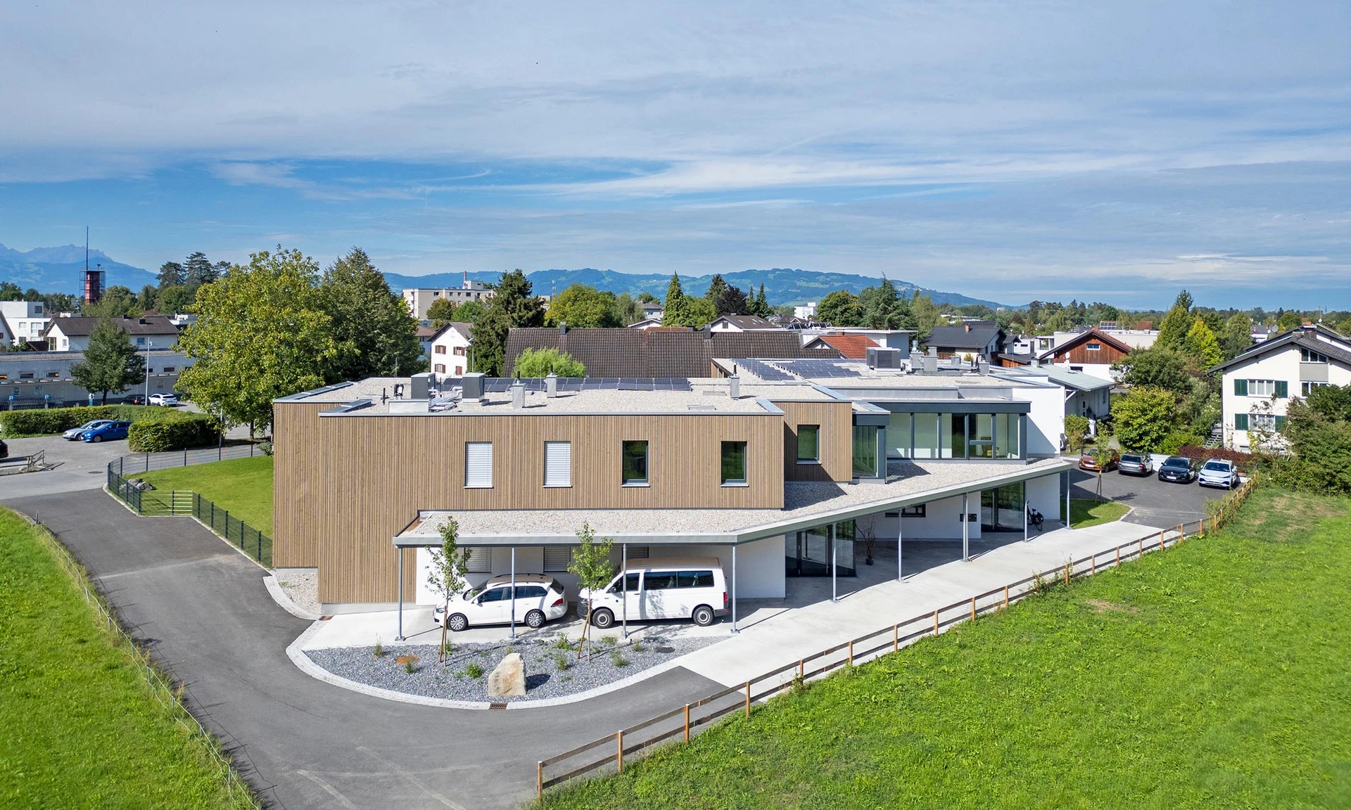 Foto der neuen Anlage der Lebenshilfe in Dornbirn Kehlermähder, welche mit Hilfe von Wilhelm+Mayer in rund eineinhalb Jahren Bauzeit nachhaltig umgebaut wurde.
