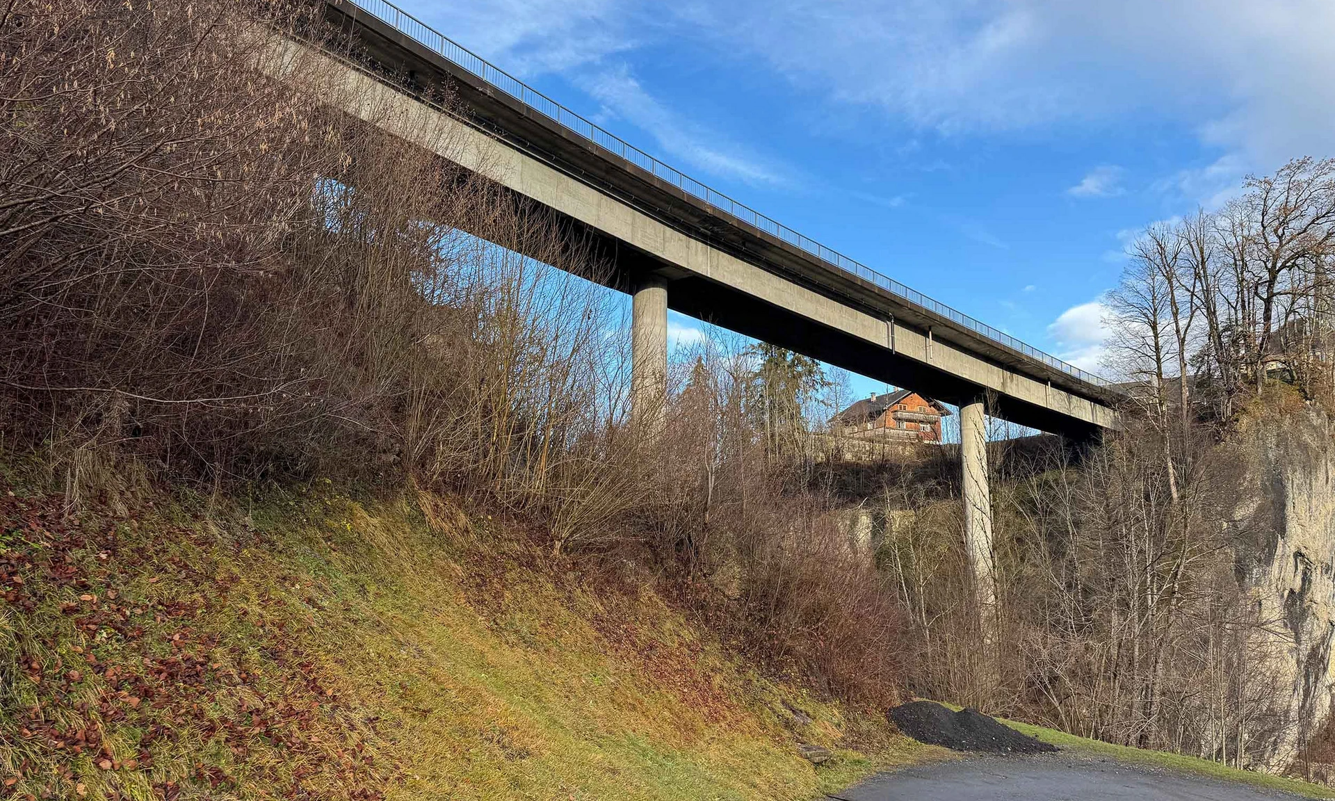 Ansicht von unten auf die Fluhbrücke in Egg.