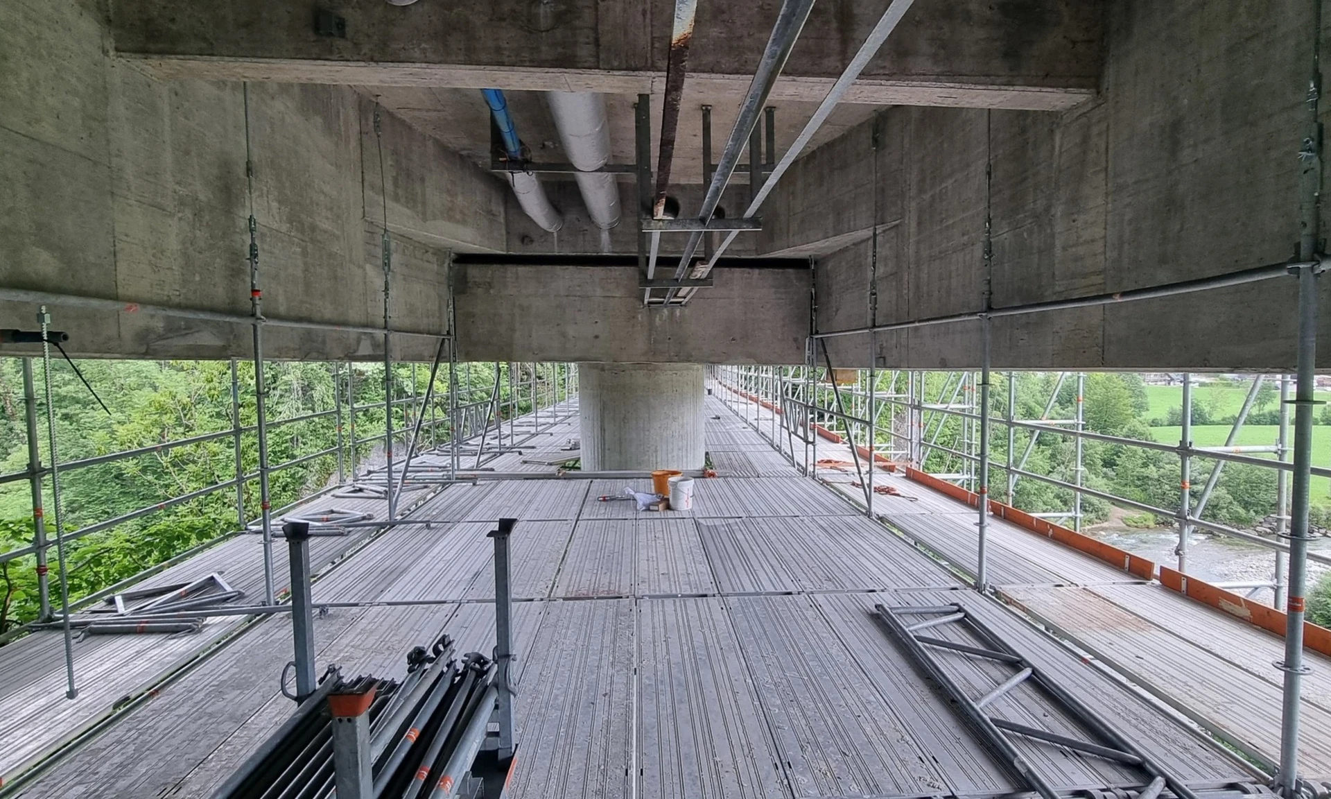 Generalsanierung Fluhbrücke, Egg: Foto von Gerüst und Untersicht der Brücke.