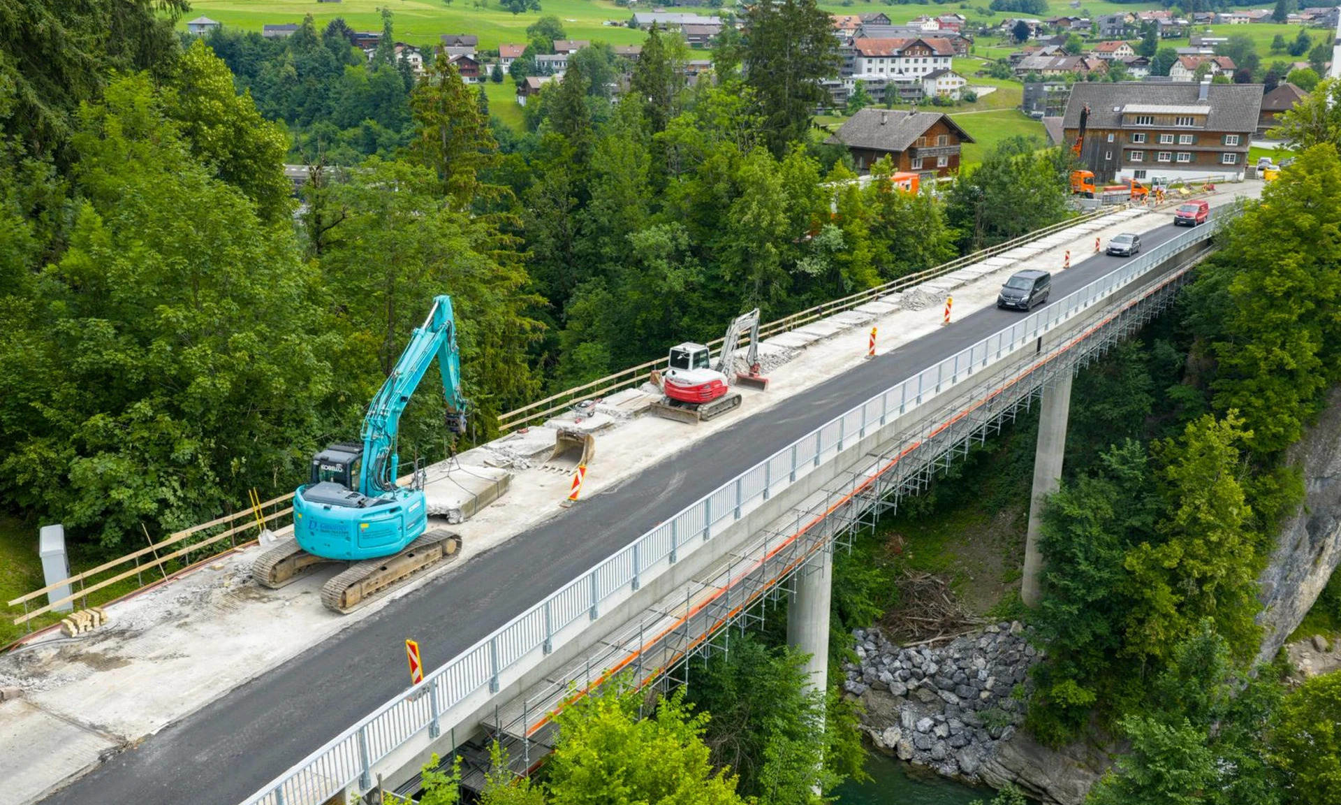 Generalinstandsetzung Fluhbrücke, Egg: Drohnenaufnahme von bereits fertiggestellter Seite und Fahrbahn der Brücke.