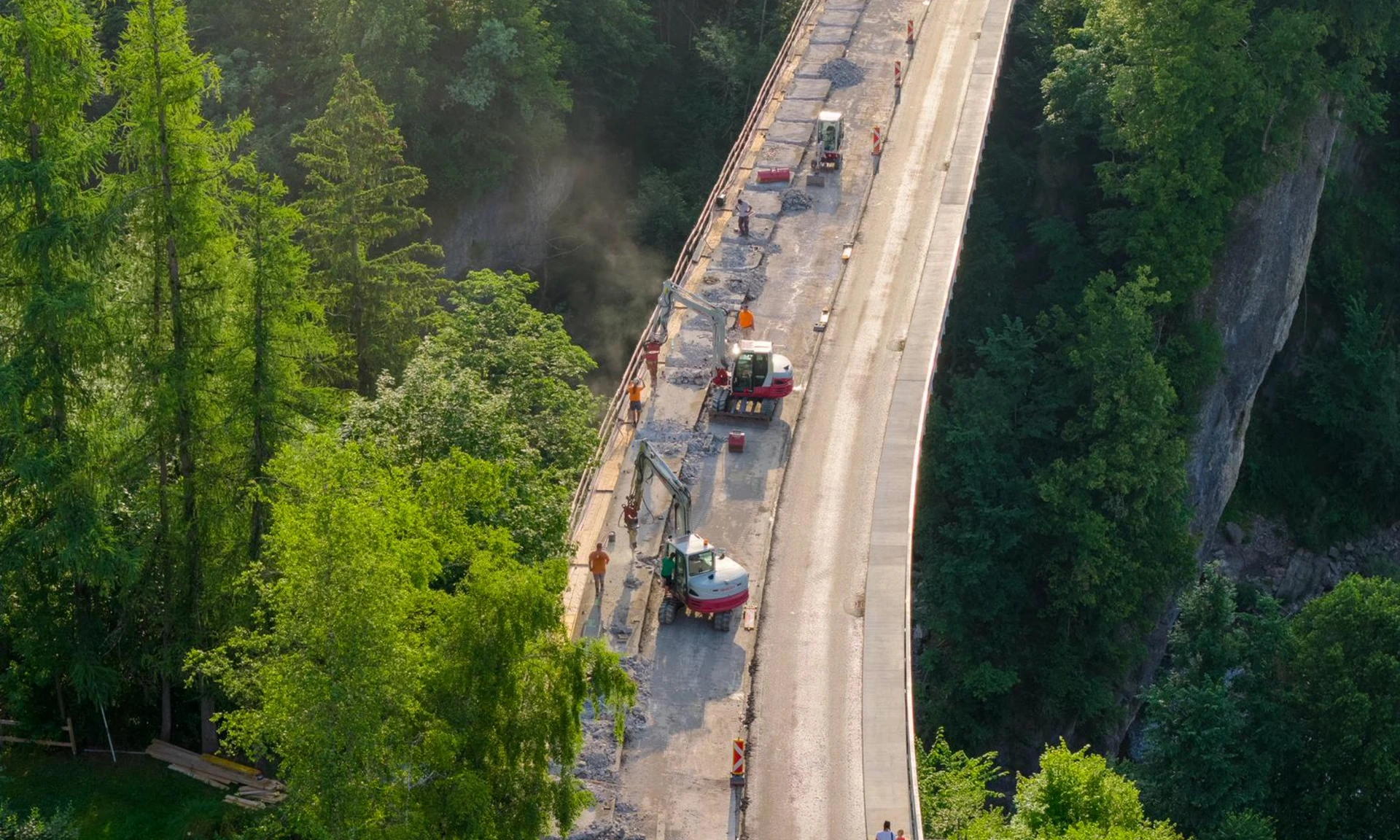 Generalinstandsetzung Fluhbrücke, Egg: Panoramaaufnahme von Brücke oben, mit Bagger und Arbeiter.