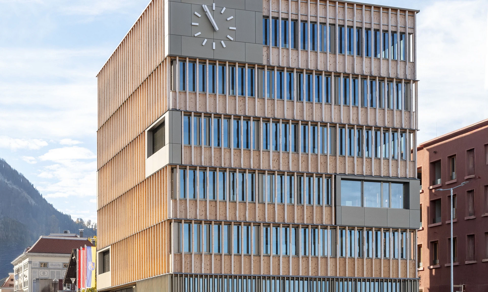 Außenansicht neues Rathaus Hohenems - Portale aus Stahl von Wolf Metall.