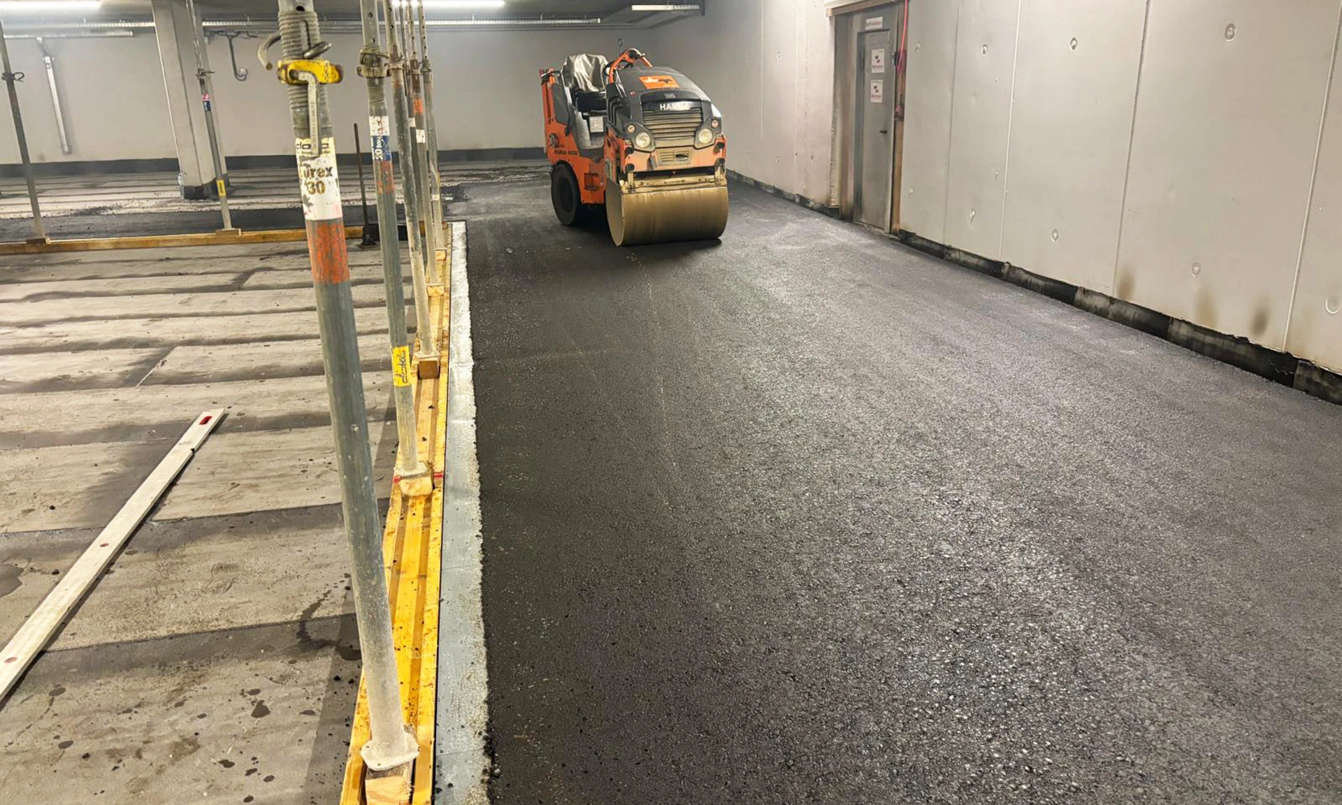 Walze in Tiefgarage bei Asphaltierarbeiten Am Garnmarkt 17 in Götzis.