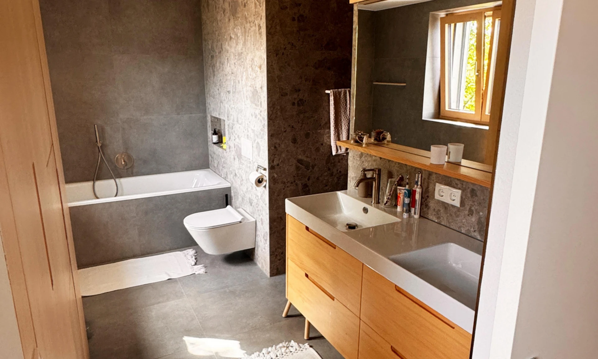Neues Badezimmer in einem Einfamilienhaus in Frastanz nach dessen Umbau und Sanierung durch Wilhelm+Mayer Bau.